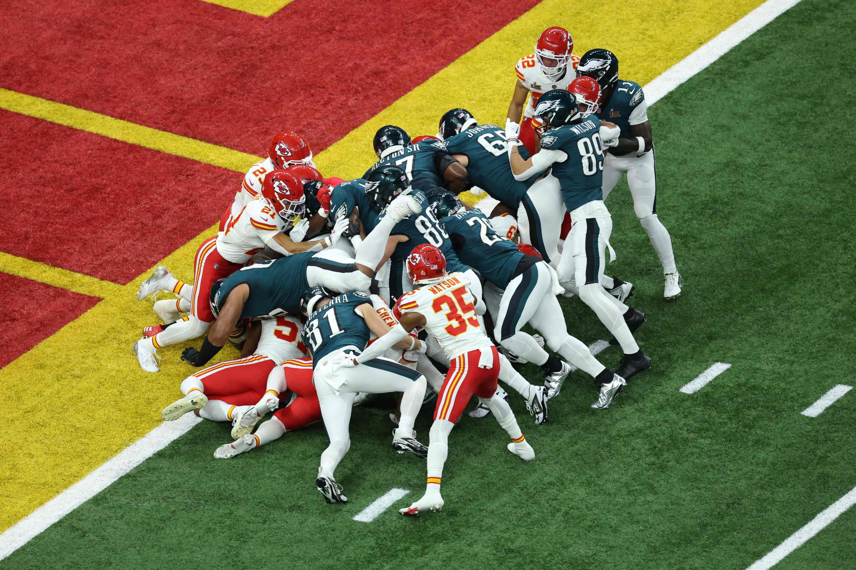 NEW ORLEANS, LOUISIANA - FEBRUARY 09: Jalen Hurts #1 of the Philadelphia Eagles scores a touchdown in the first quarter against the Kansas City Chiefs during Super Bowl LIX at Caesars Superdome on February 09, 2025 in New Orleans, Louisiana.   Patrick Smith/Getty Images/AFP (Photo by Patrick Smith / GETTY IMAGES NORTH AMERICA / Getty Images via AFP)