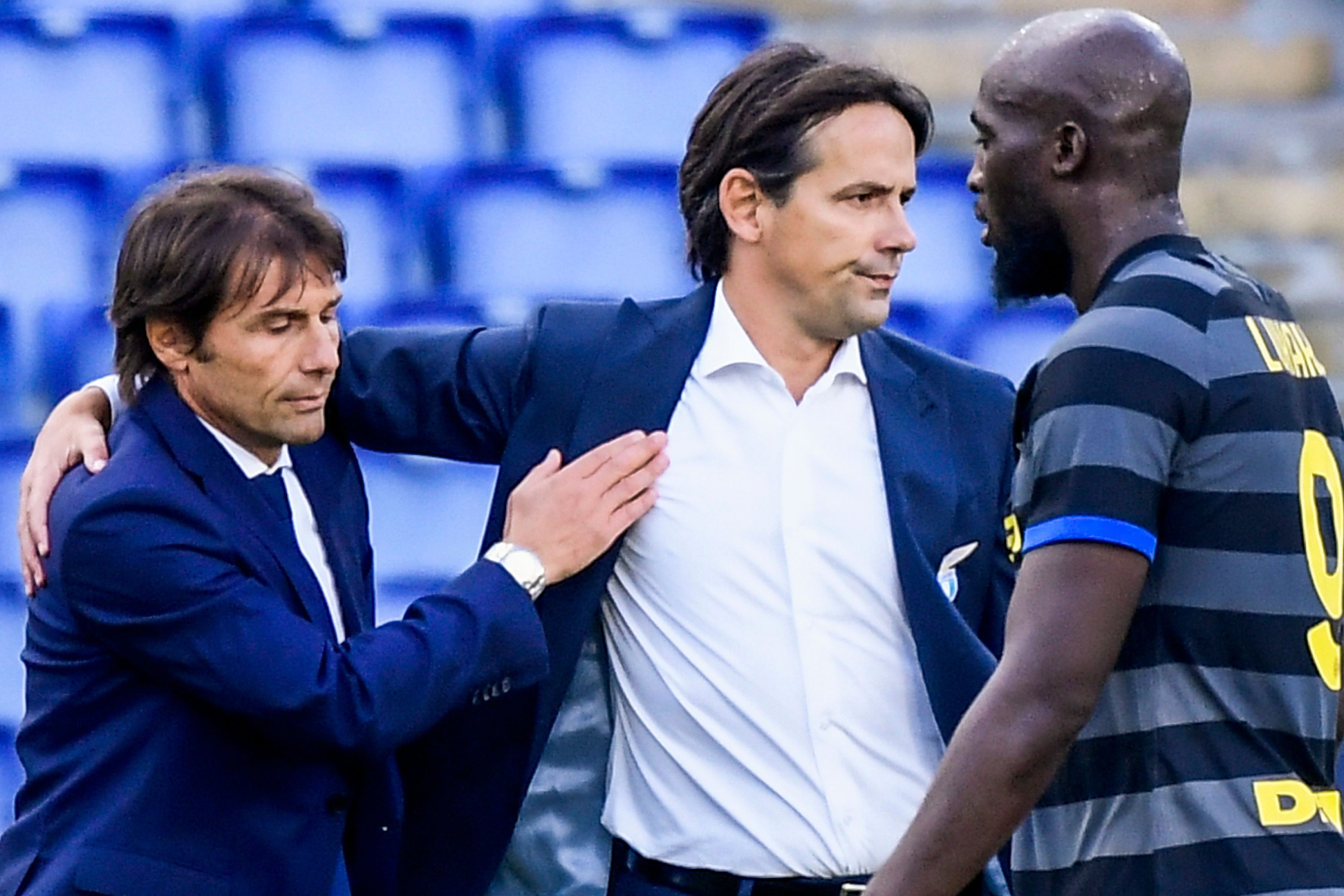 Inter Milan's Italian coach Antonio Conte (L) congratulates Lazio's Italian coach Simone Inzaghi as Inter Milan's Belgian forward Romelu Lukaku (R) leaves the pitch at the end of the Italian Serie A football match Lazio vs Inter on October 4, 2020 at the Olympic stadium in Rome. (Photo by Filippo MONTEFORTE / AFP)