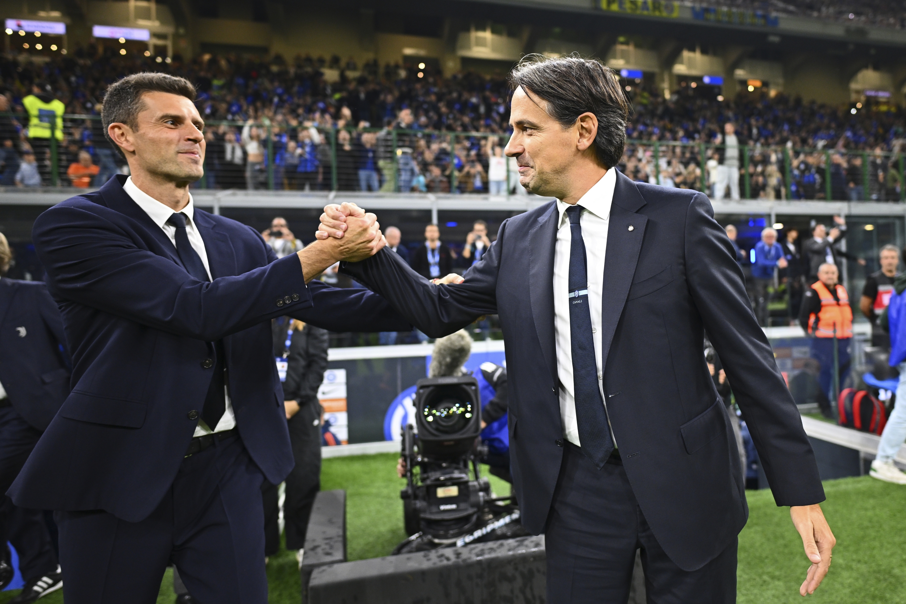 MILAN, ITALY - OCTOBER 27: Head coach of FC Internazionale Simone Inzaghi salutes head coach of Juventus Thiago Motta prior the Serie A match between FC Internazionale and Juventus at Stadio Giuseppe Meazza on October 27, 2024 in Milan, Italy. (Photo by Mattia Ozbot - Inter/Inter via Getty Images)