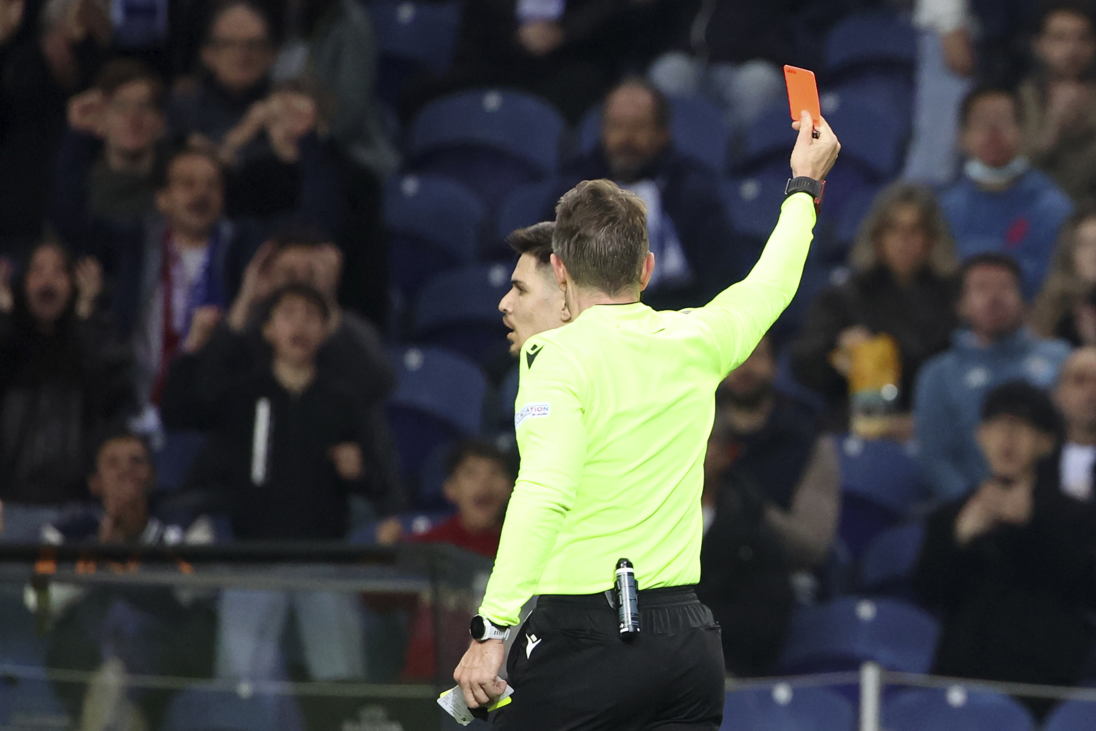 Referee Tobias Stieler a red card to Roma's Bryan Cristante after a second yellow during the Europa League playoff first leg soccer match between FC Porto and AS Roma at the Dragao stadium in Porto, Portugal, Thursday, Feb. 13, 2025. (AP Photo/Luis Vieira)