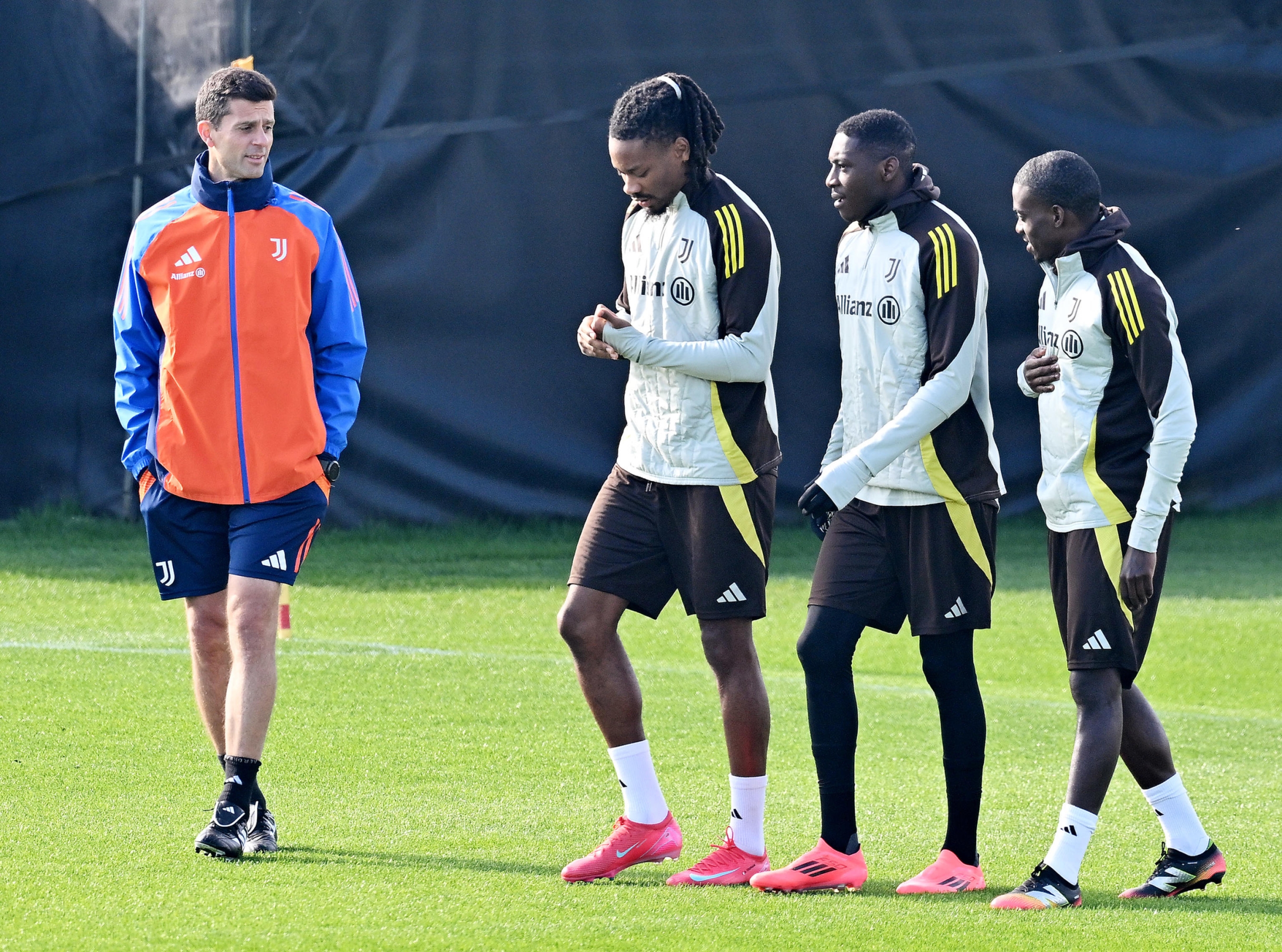 Juventus coach Thiago Motta and Juventus' Thuram, Randal Kolo Muani and Thimoty Weah during training on the eve of the UEFA Champions League soccer match against PSV Eindhoven at Continassa, Italy, 10 February 2025 ANSA/ALESSANDRO DI MARCO