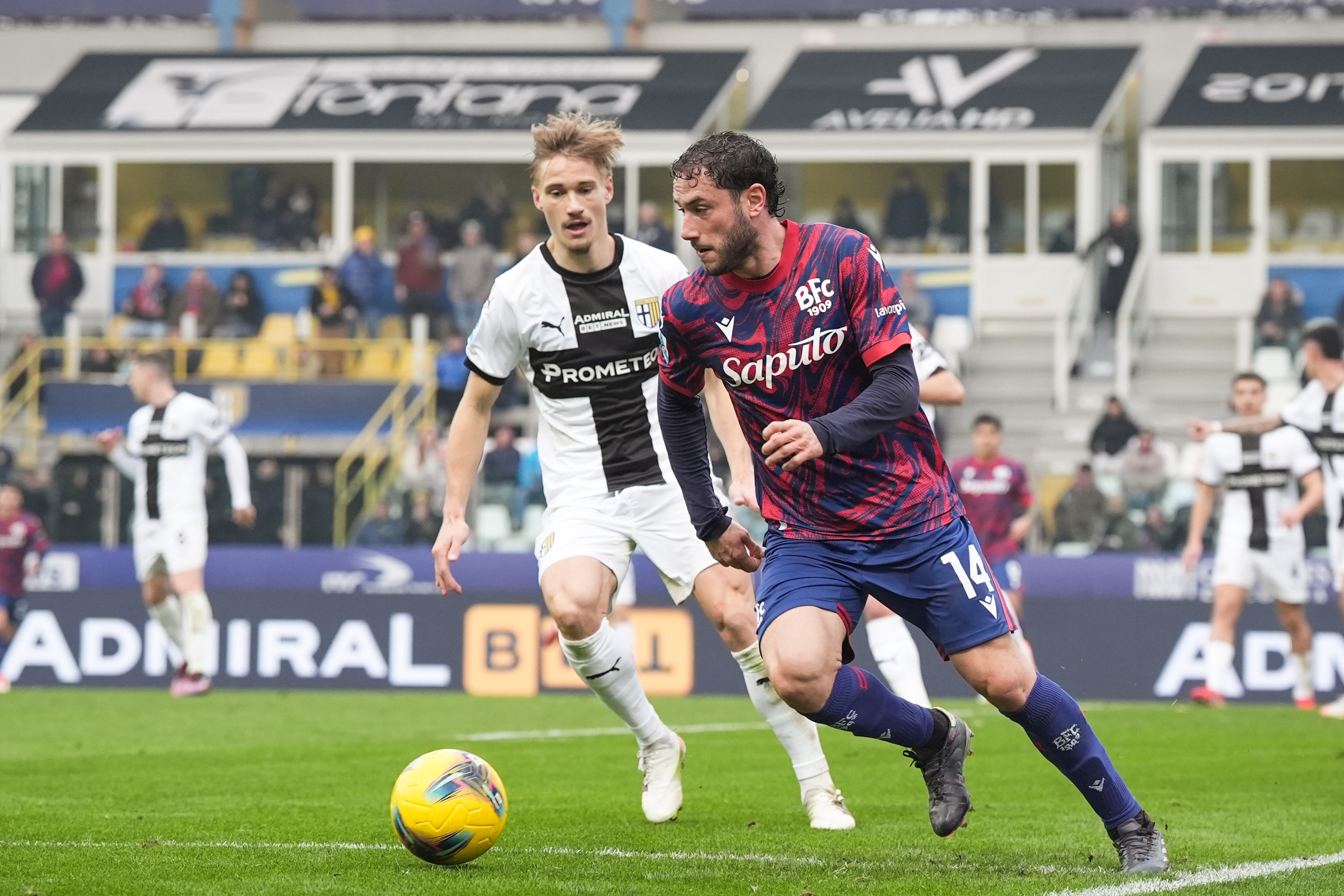 Davide Calabria z Bolonii walczy o piłkę z Jacobem Ondrejką z Parmy podczas meczu Serie A Enilive 2024/2025 pomiędzy Parmą i Bolonią - Serie A Enilive na stadionie Ennio Tardini - Sport, Piłka nożna - Parma, Włochy - sobota 22 lutego 2025 r. (Zdjęcie: Massimo Paolone/LaPresse)