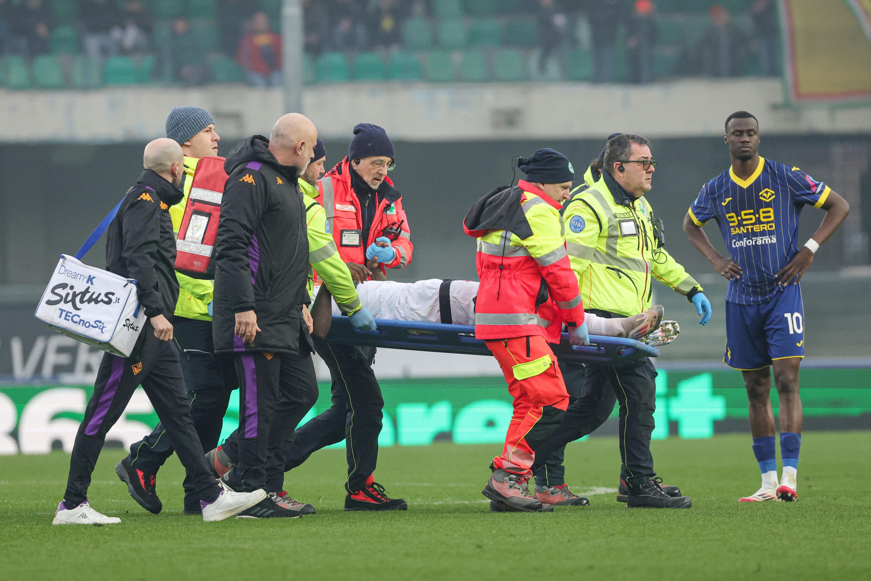 Fiorentina's Moise Kean injured during the Italian Serie A soccer match Hellas Verona FC vs Fiorentina at Marcantonio Bentegodi Stadium in Verona, Italy, 23 February 2025. ANSA/EMANUELE PENNACCHIO