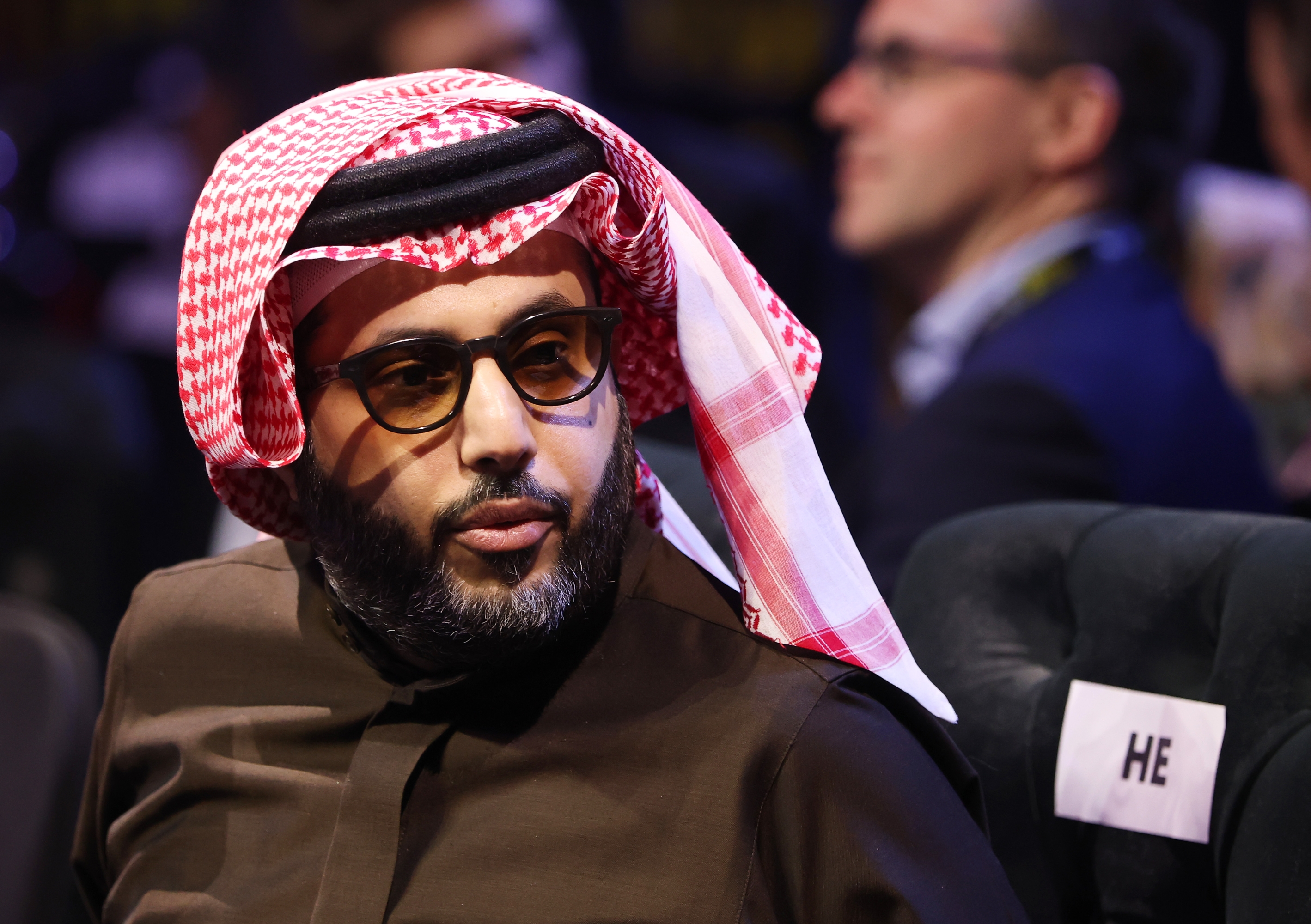 RIJAD, ARABIA SAUDYJSKA - 22 LUTEGO: Turki Alalshikh, przewodniczący General Entertainment Authority, obserwuje z ringu walkę o tymczasowy tytuł mistrza świata organizacji WBO w wadze półciężkiej między Joshuą Buatsim i Callumem Smithem w ramach gali Beterbiev kontra Bivol 2: The Last Crescendo w Kingdom Arena 22 lutego 2025 r. w Rijadzie w Arabii Saudyjskiej. (Zdjęcie Richarda Pelhama/Getty Images)