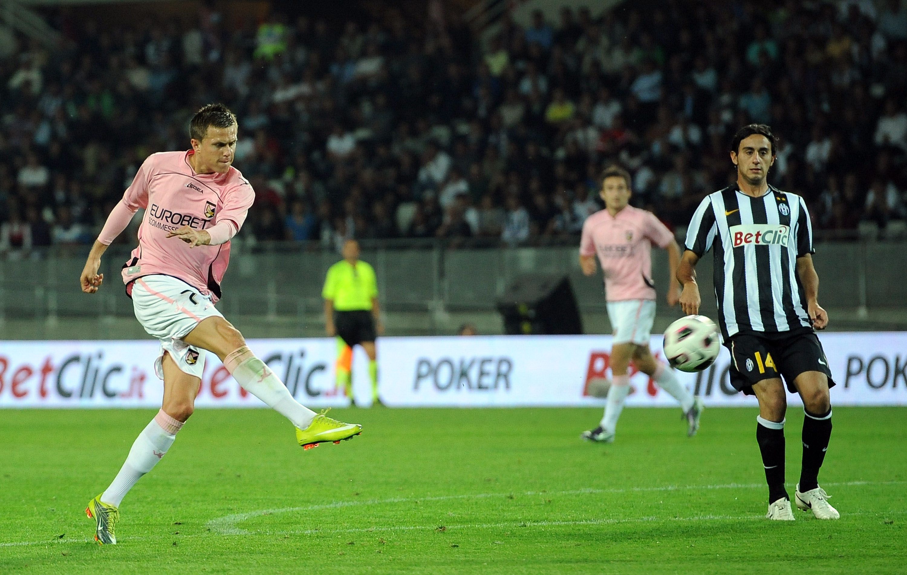 Иосип Иличич забивает гол за Палермо