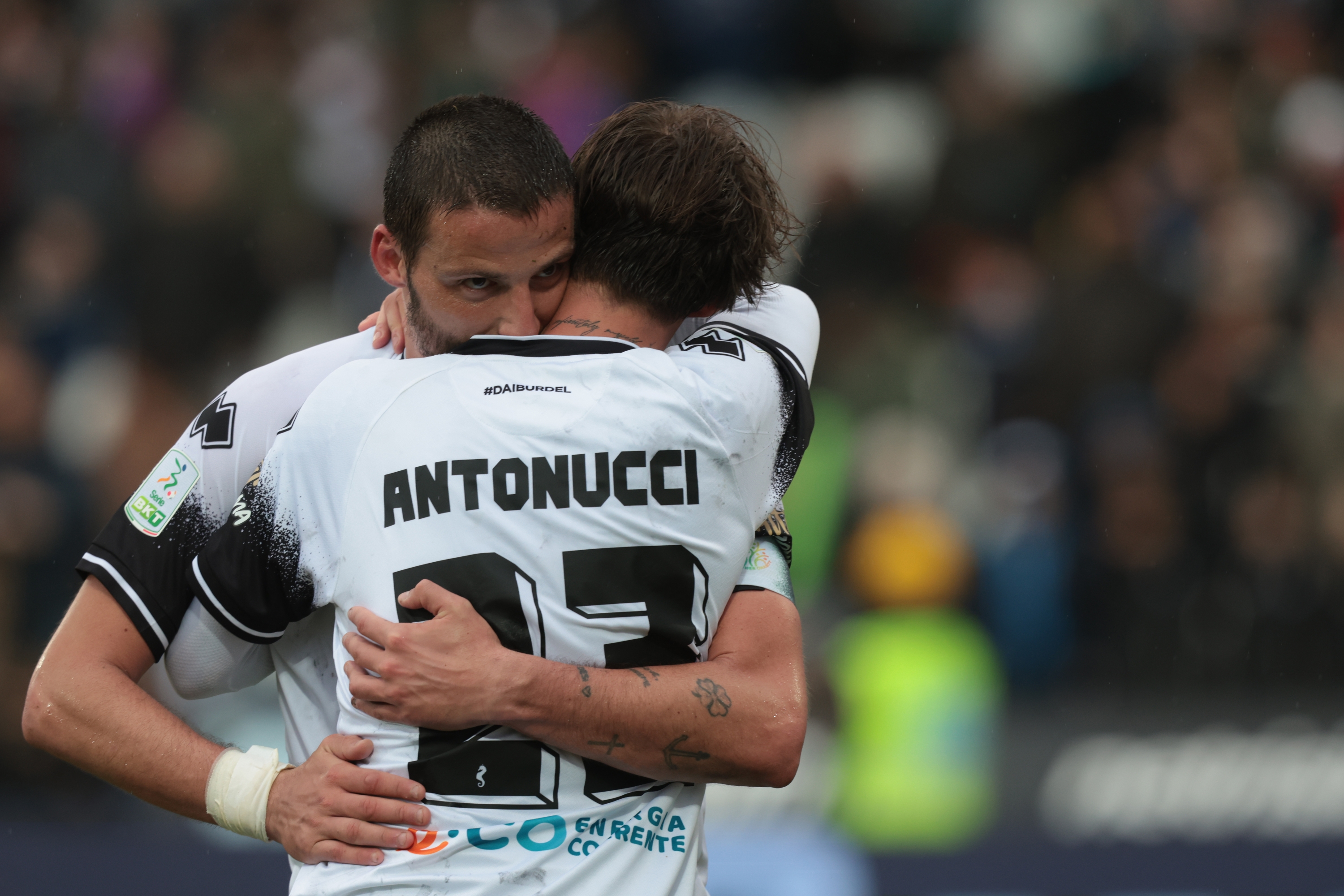 Giuseppe Prestia (Cesena) e Mirko Antonucci (Cesena) durante la partita tra Cesena e Salernitana del Campionato italiano di calcio Serie BKT 2024/2025 - Stadio Dino Manuzzi a Cesena,  Italia - 1 marzo 2025 - Sport calcio (foto di Fabrizio Zani/LaPresse)