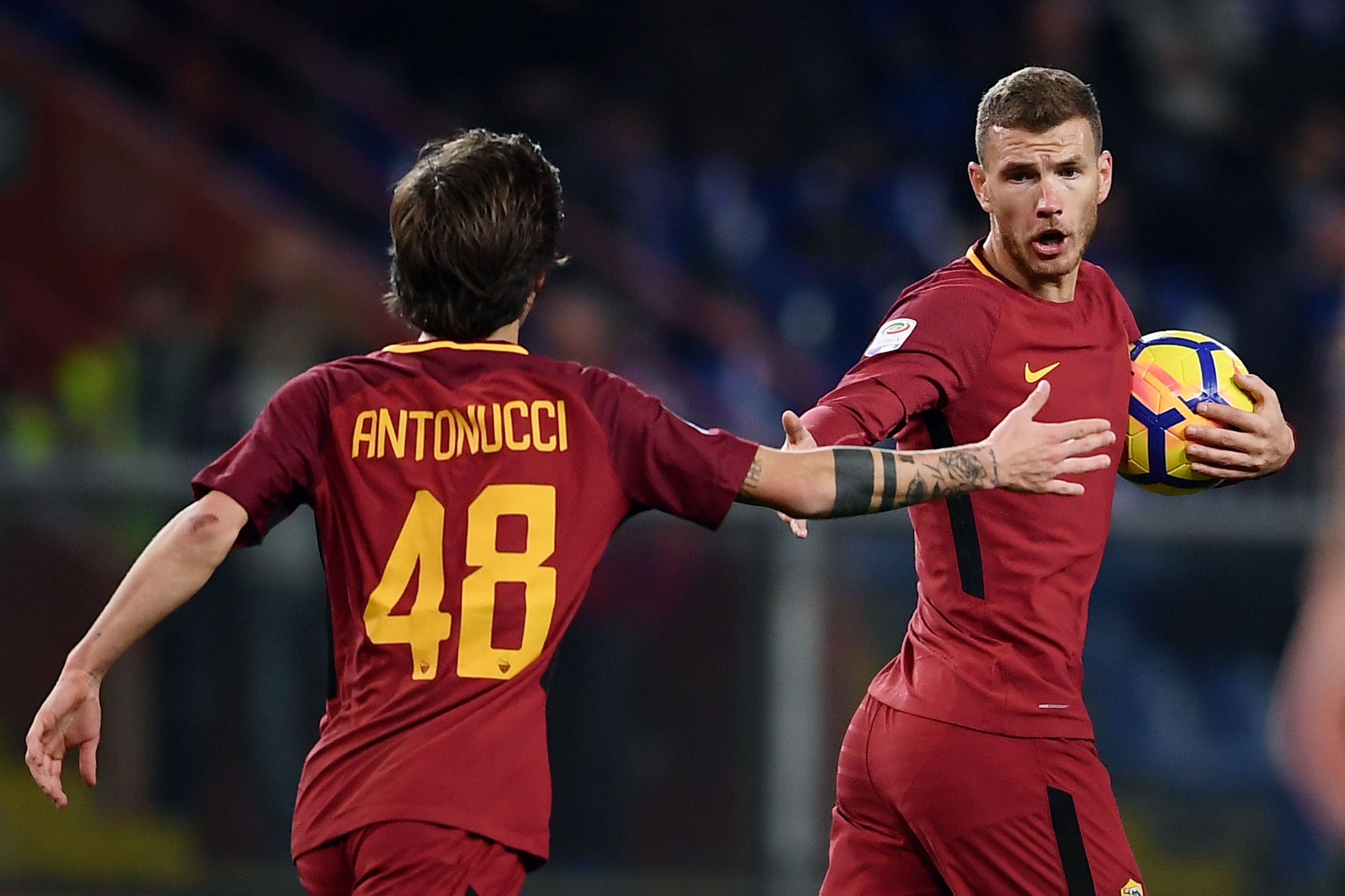 AS Roma's Bosnian forward Edin Dzeko celebrates with AS Roma's Italian  midfielder Mirko Antonucci after scoring a goal during the Italian Serie A football match between Sampdoria and AS Roma on January 24, 2018 at the Luigi Ferraris Stadium in Genoa. / AFP PHOTO / MARCO BERTORELLO