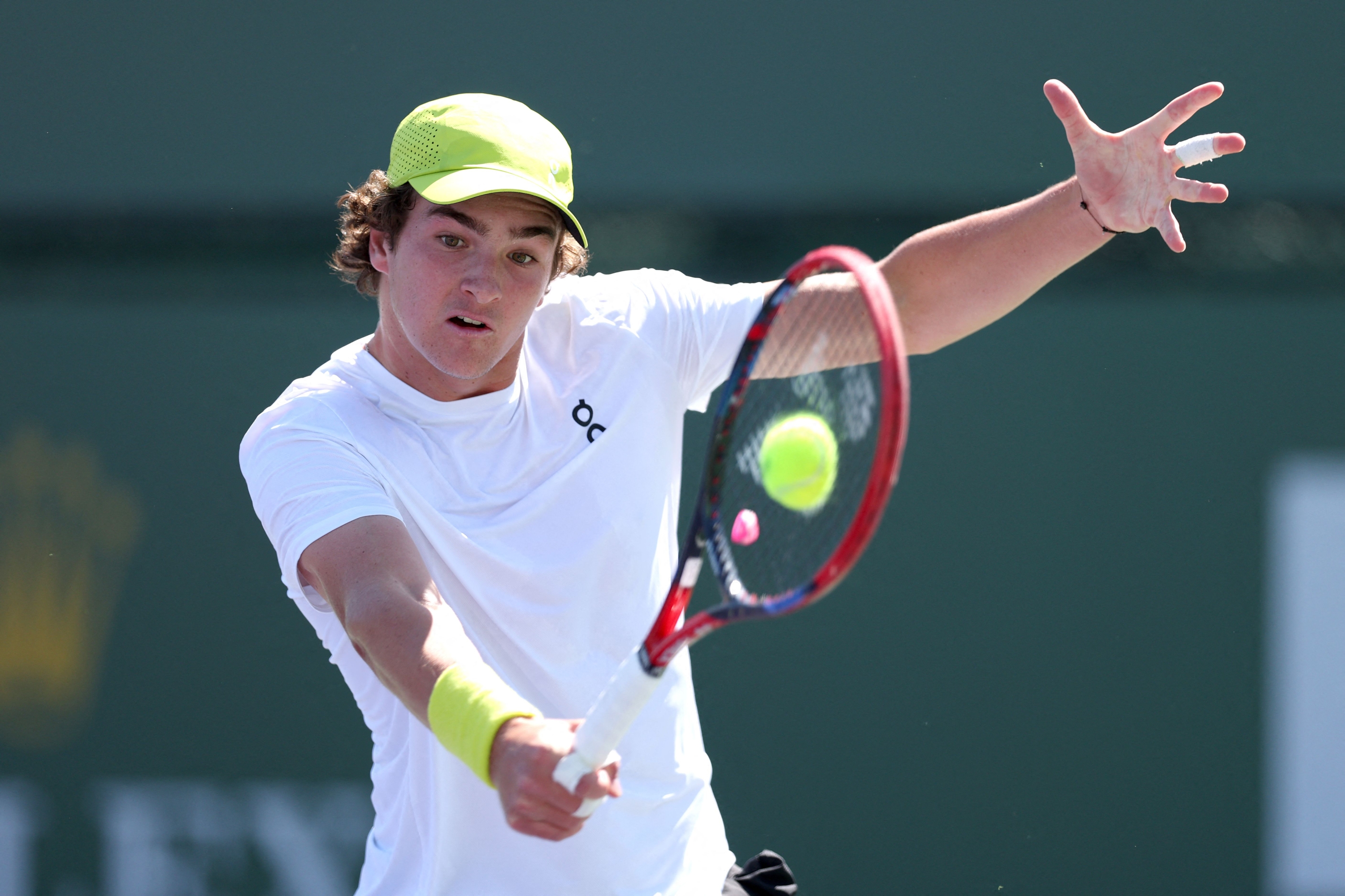 INDIAN WELLS, CALIFORNIA - MARCH 08: oao Fonseca of Brazil returns a shot to Jack Draper of Great Britain during the BNP Paribas Open at Indian Wells Tennis Garden on March 08, 2025 in Indian Wells, California.   Clive Brunskill/Getty Images/AFP (Photo by CLIVE BRUNSKILL / GETTY IMAGES NORTH AMERICA / Getty Images via AFP)