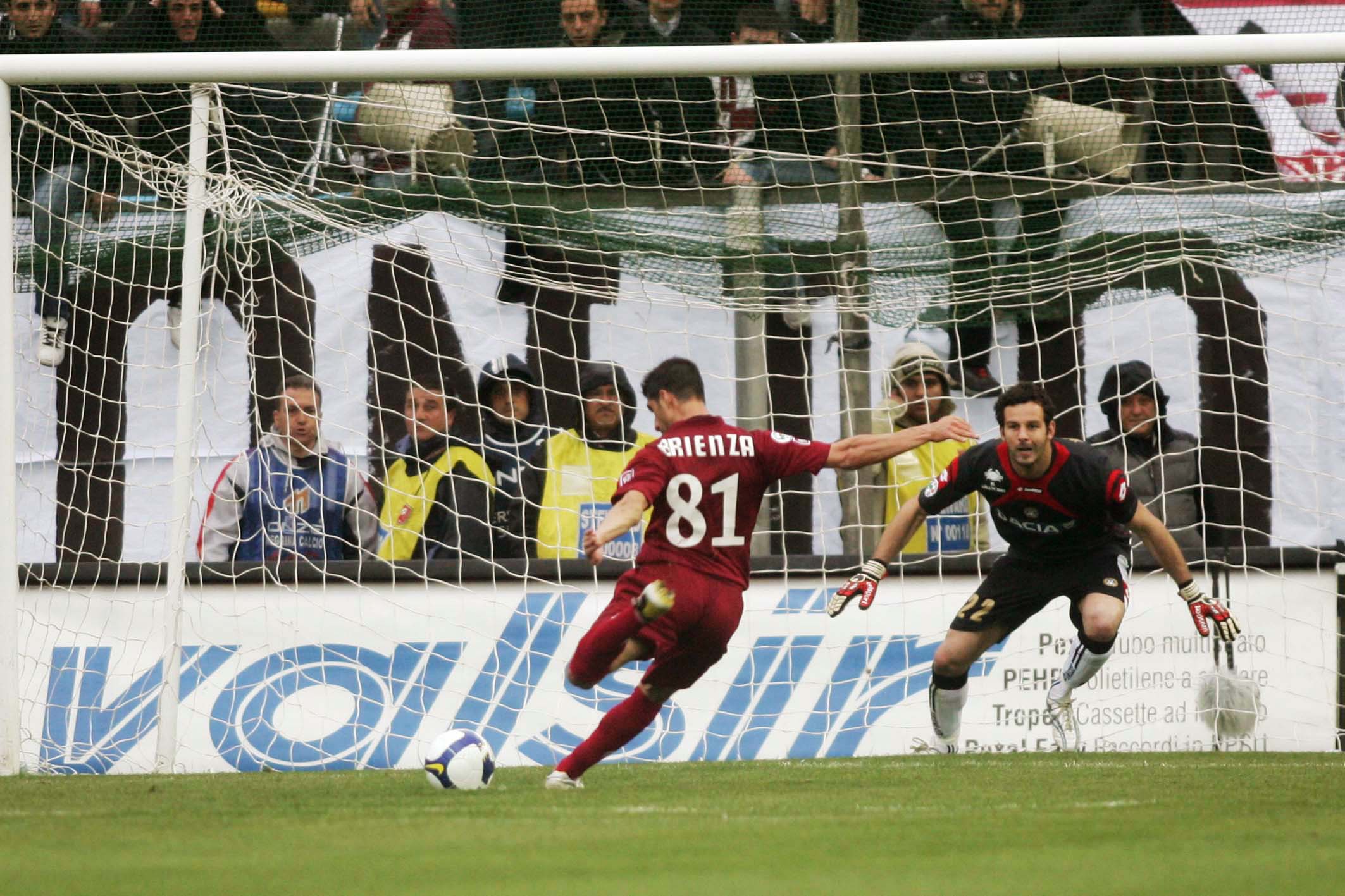 12 04 2009 Reggio Calabria ( Italia ) Sport Calcio Reggina Udinese - Campionato TIM Serie A 2008 2009 Nella foto: Brienza calcia il penalty ( fallito )