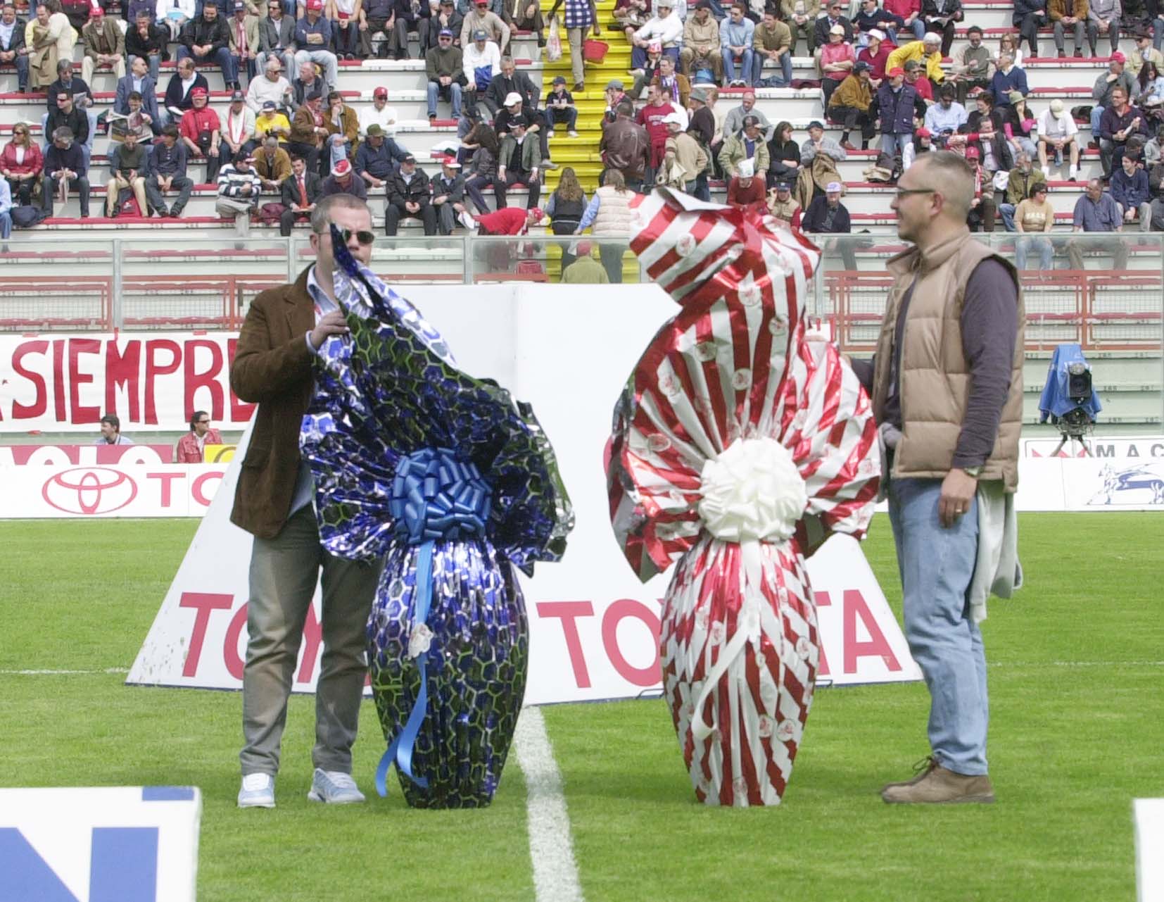 ©BELFIORE/LAPRESSE PERUGIA VS INTER SERIE A - ©BELFIORE/LAPRESSE 11-APRILE-2004 PERUGIA SPORT - CALCIO CAMPIONATO SERIE A TIM 2003-2004 PERUGIA INTER NELLA FOTO:uova pasquali consegnate ai giocatori - Fotografo: BELFIORE PRIMA PARTITA GIOCATA A PASQUA