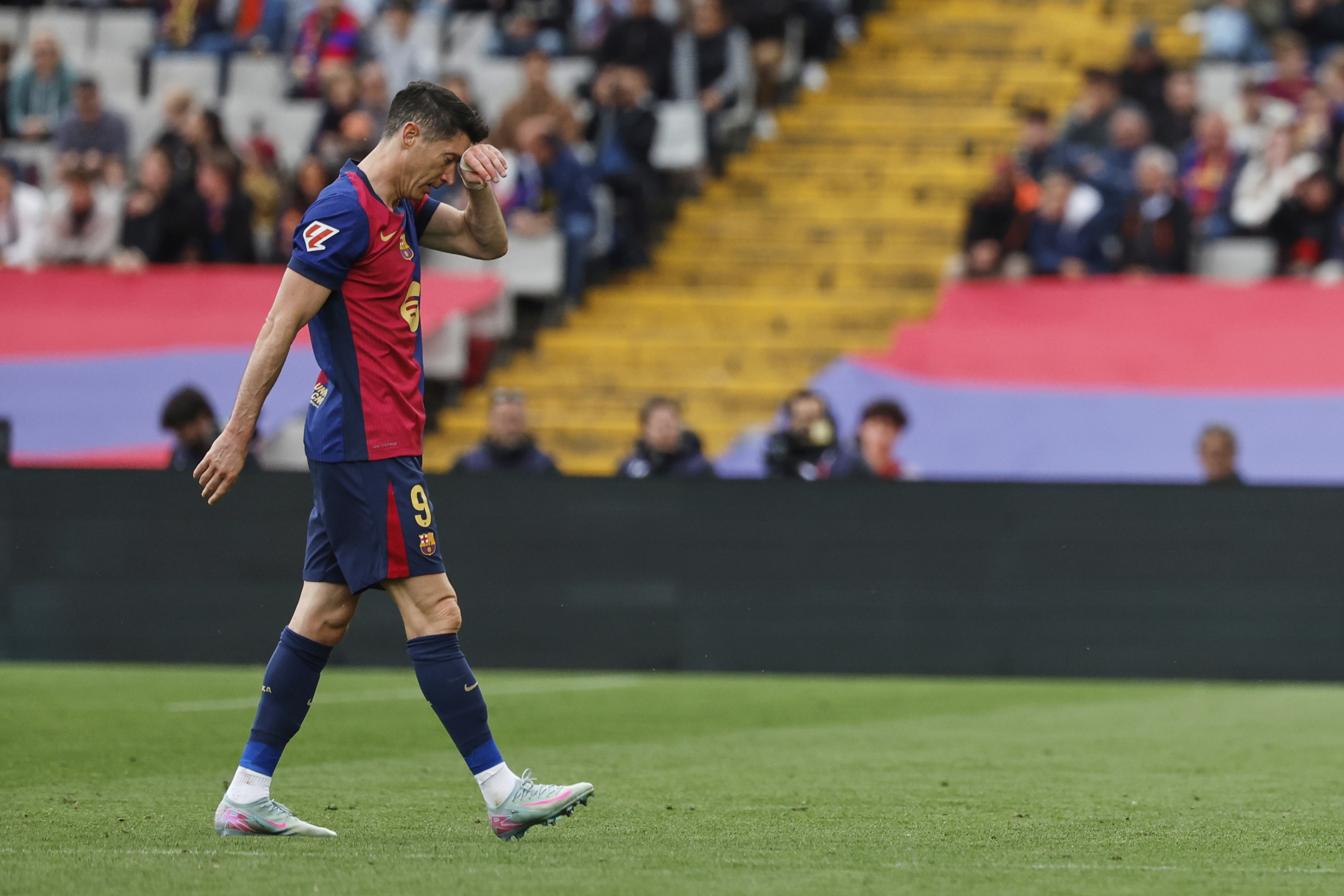 غياب ليفاندوفسكي عن مباراة برشلونة وإنتر في دوري الأبطال بسبب إصابة عضلية