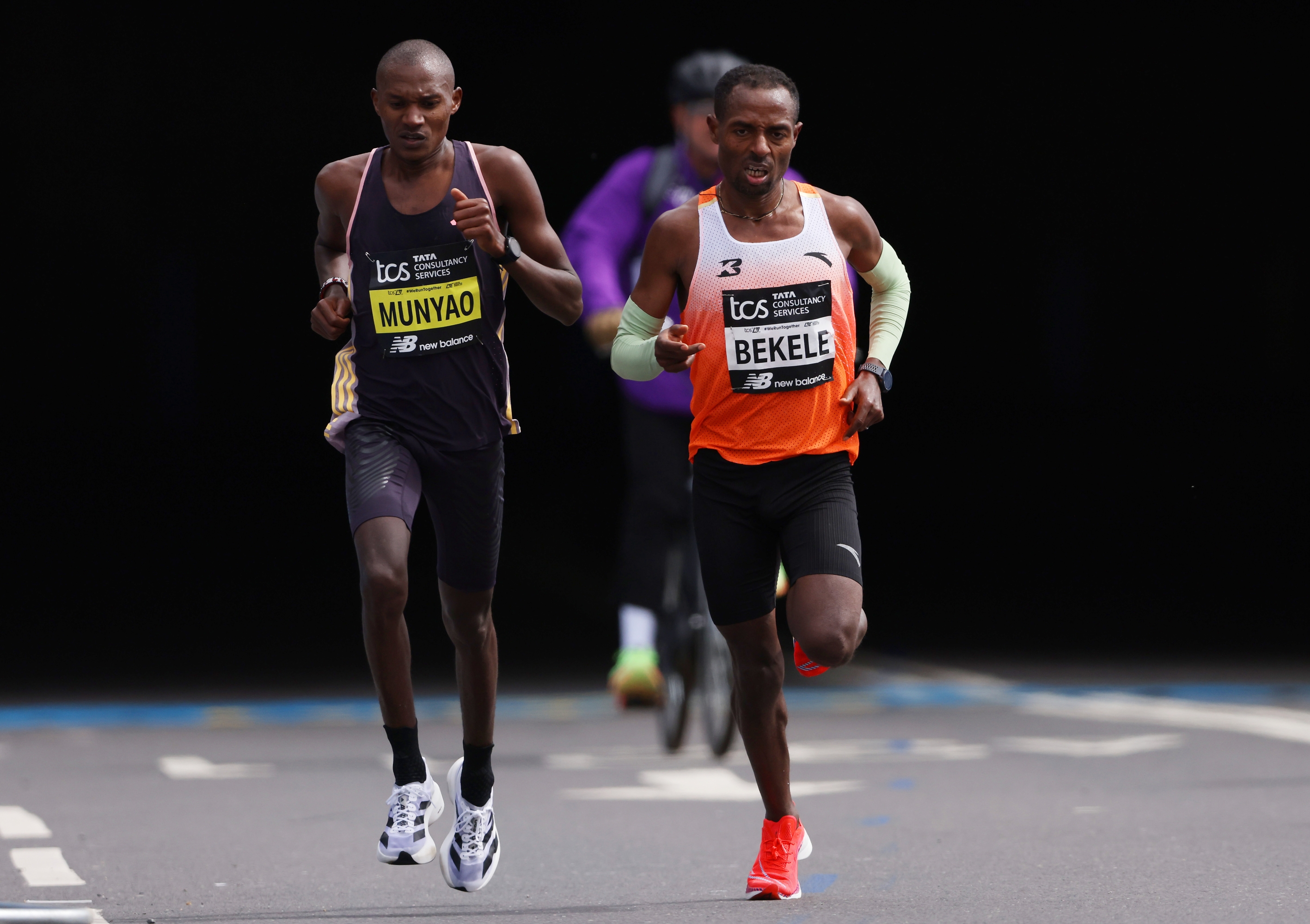  Alexander Mutiso Munyao of Kenya and Kenyaenisa Bekele of Ethiopia compete in the Men's elite race during the 2024 TCS London Marathon on April 21, 2024 in London, England. (Photo by Paul Harding/Getty Images)