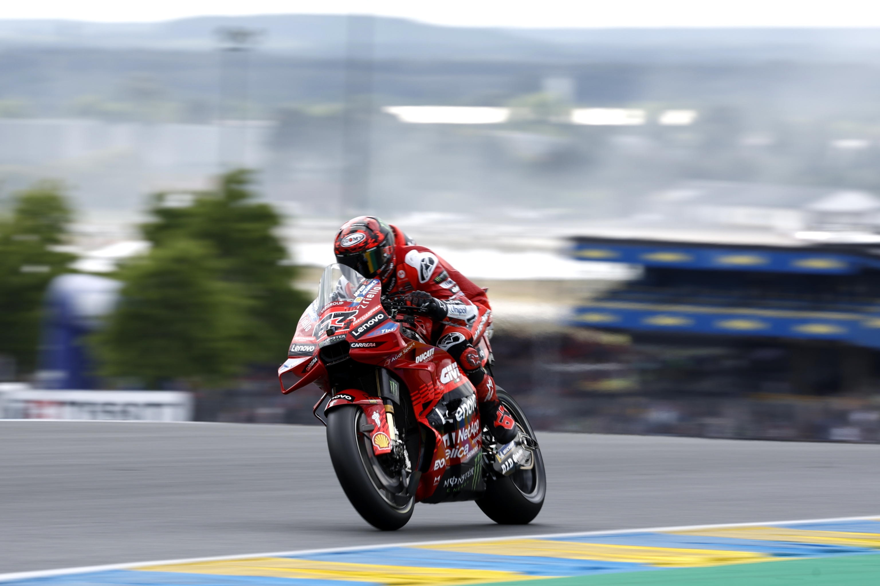El piloto italiano de MotoGP Francesco Bagnaia del equipo Ducati Lenovo en acción durante la sesión de prácticas del Gran Premio de Motociclismo de Francia en Le Mans, Francia, el 9 de mayo de 2025. EPA/YOAN VALAT