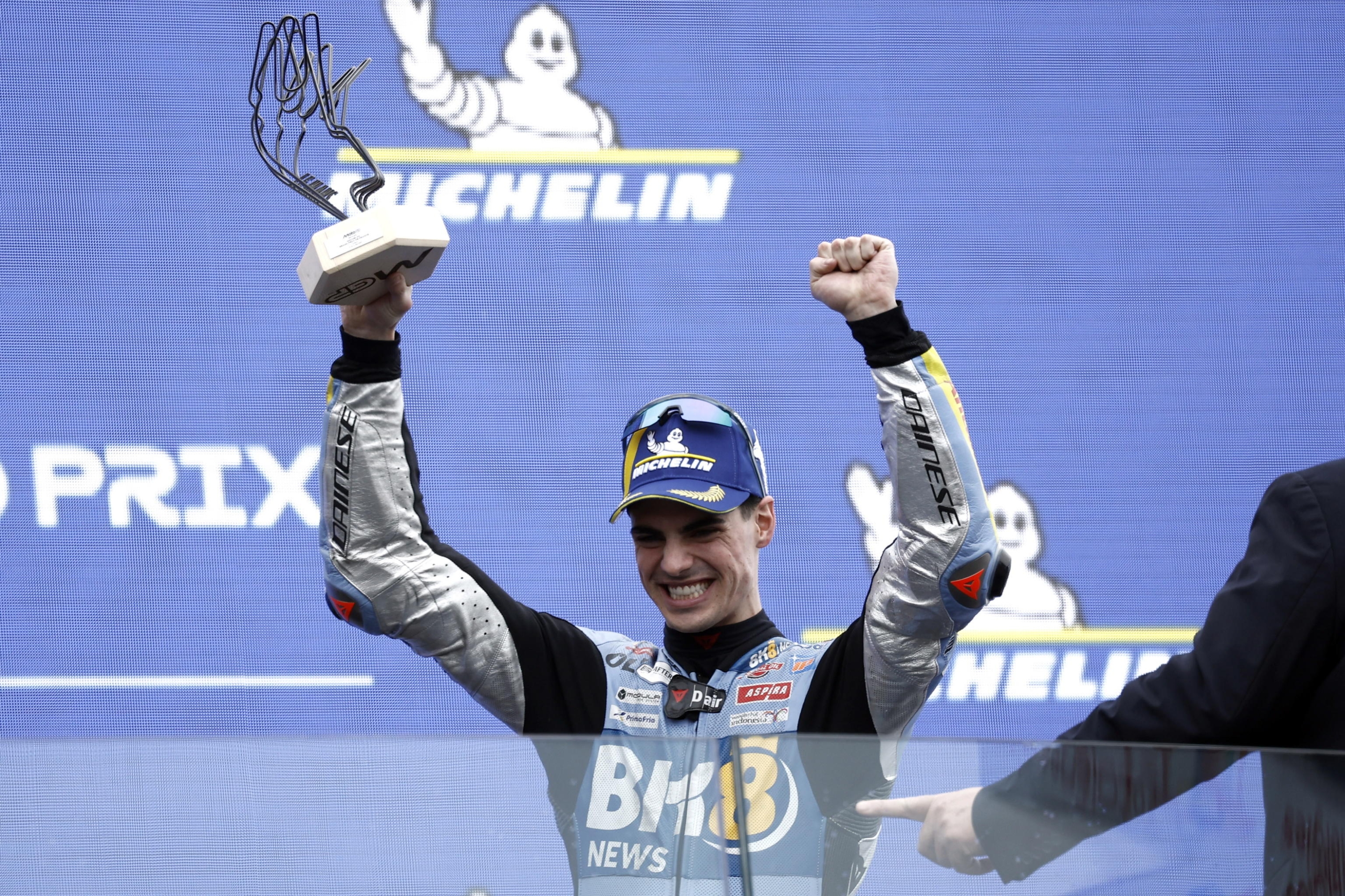 epa12091050 Third placed Spanish rider Fermin Aldeguer of BK8 Gresini Racing team celebrate on the podium after the Moto GP race at the French Motorcycling Grand Prix in Le Mans, France, 11 May 2025. EPA/YOAN VALAT