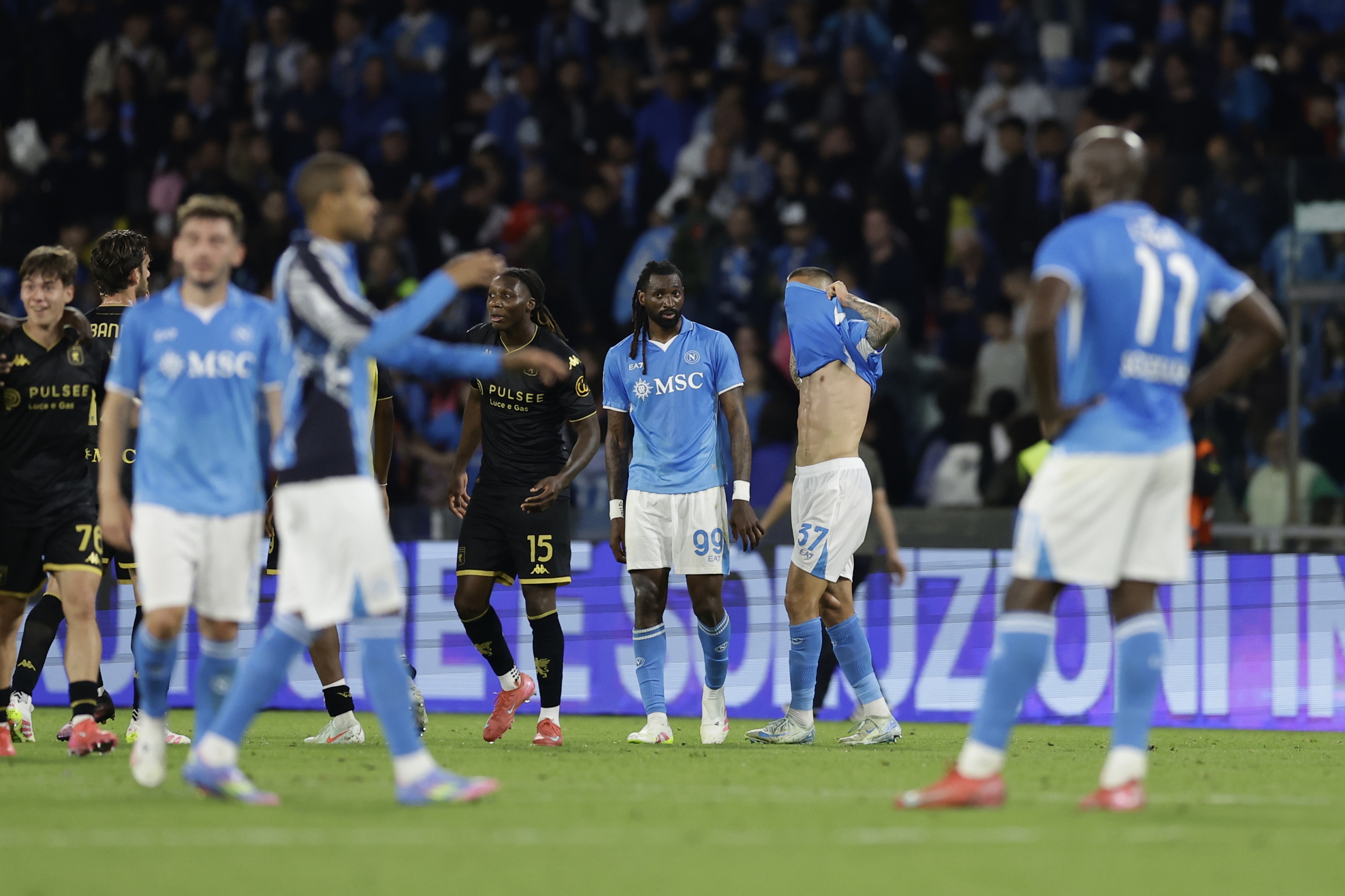 SSC Napoli looks dejected during the Serie A soccer match between Napoli and Genoa at the Diego Armando Maradona Stadium in Naples, southern italy -Sunday , May 11 , 2025. Sport - Soccer . (Photo by Alessandro Garofalo/LaPresse)
