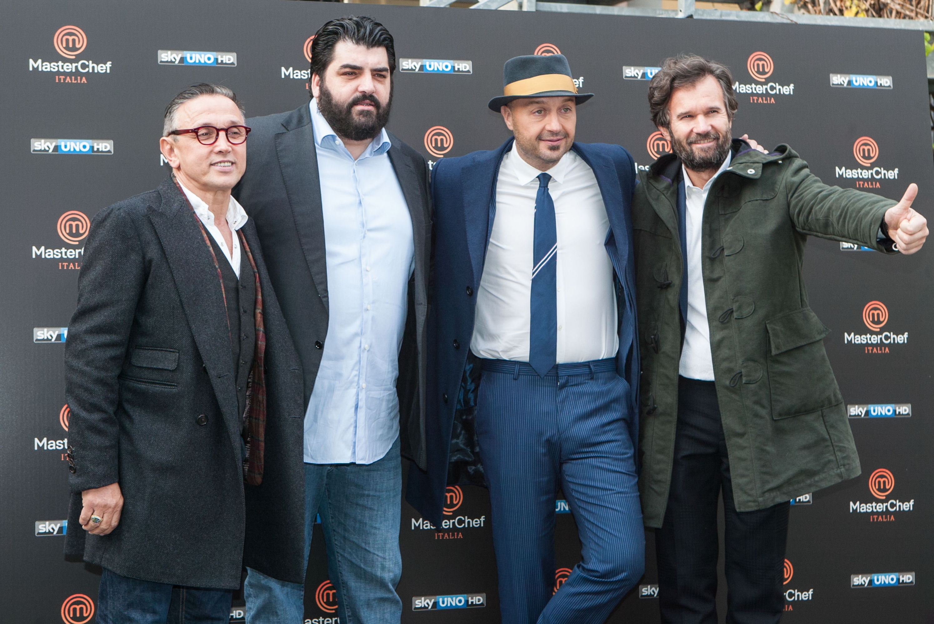 Foto Lapresse - Omar Abd el Naser 15/12/2015 - Milano (MI), Italia Photocall con i quattro giudici dell’edizione 2016 di Masterchef Italia Spettacolo Nella foto: Bruno Barbieri e Joe Bastianich Photo Lapresse - Omar Abd el Naser 15/12/2015 - Milano (MI), Italy Photocall with the four judges of Masterchef Italy Show In the picture: Bruno Barbieri e Joe Bastianich