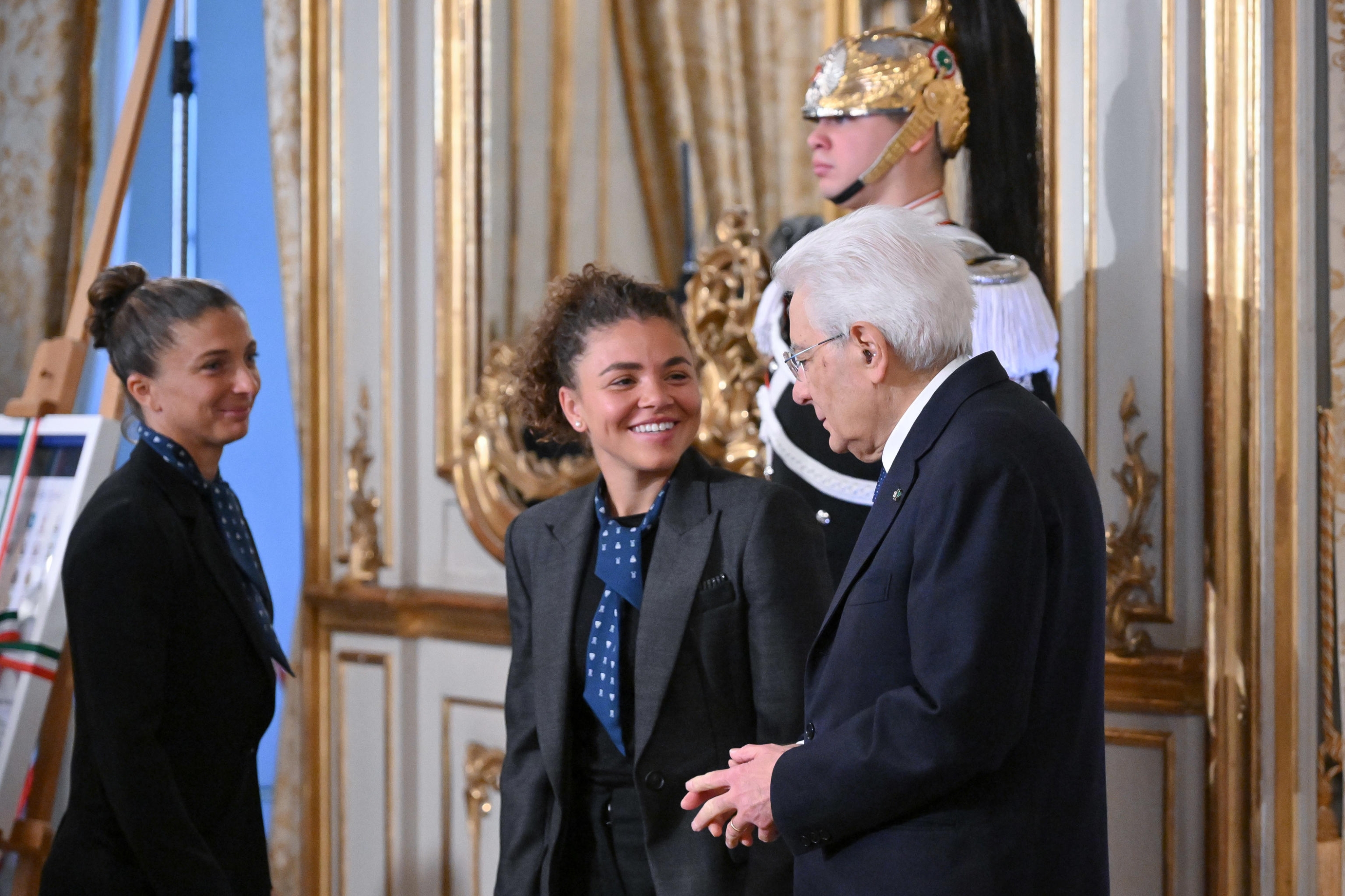 Le tenniste Sara Errani e Jasmine Paolini con il presidente della Repubblica, Sergio Mattarella, che ha incontrato questa mattina al Quirinale le Nazionali italiane di Tennis femminile e maschile vincitrici della Billie Jean King Cup 2024 e della Coppa Davis 2024, Roma 29 gennaio 2025. ANSA/ALESSANDRO DI MEO