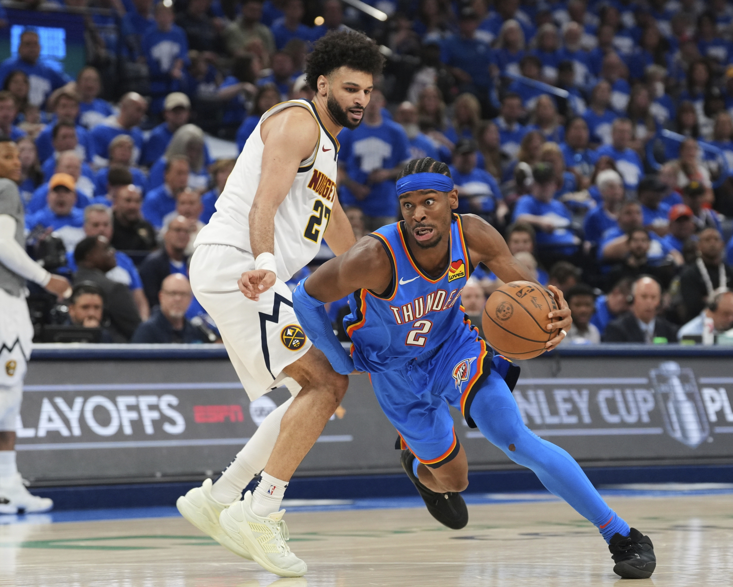 Oklahoma City Thunder guard Shai Gilgeous-Alexander (2) works to the basket against Denver Nuggets guard Jamal Murray, left, in the second half of Game 7 in the Western Conference semifinals of the NBA basketball playoffs, Sunday, May 18, 2025, in Oklahoma City. (AP Photo/Kyle Phillips) Associated Press/LaPresse