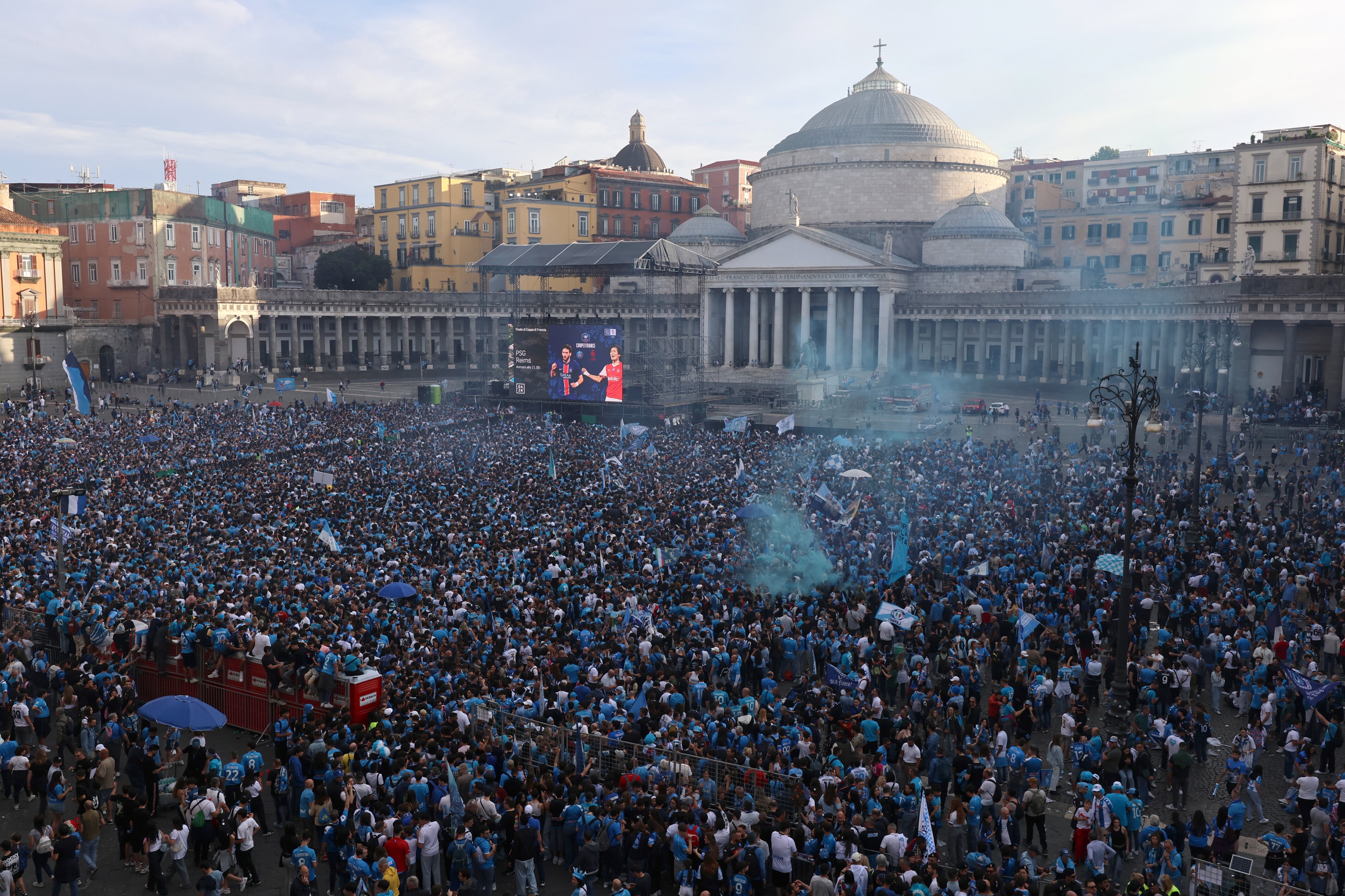 Napoli fans in Piazza del Plebiscito waiting for the end of the match, for the victory of the fourth scudetto, during the Serie A soccer match between Napoli and Cagliari at the Diego Armando Maradona Stadium in Naples, southern Italy - Friday, May 23, 2025. Sport - Soccer. (Photo by Alessandro Garofalo/LaPresse)
