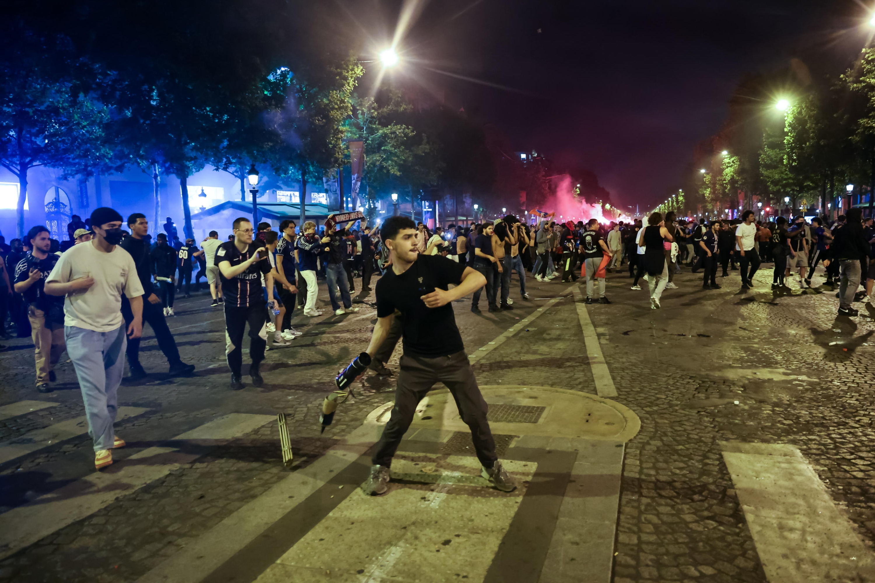 epa12148463 Fans of PSG on the Champs-Elysees after their team won the UEFA Champions League final between Paris Saint-Germain and Internazionale Milano, Paris, France, 31 May 2025. EPA/CHRISTOPHE PETIT TESSON
