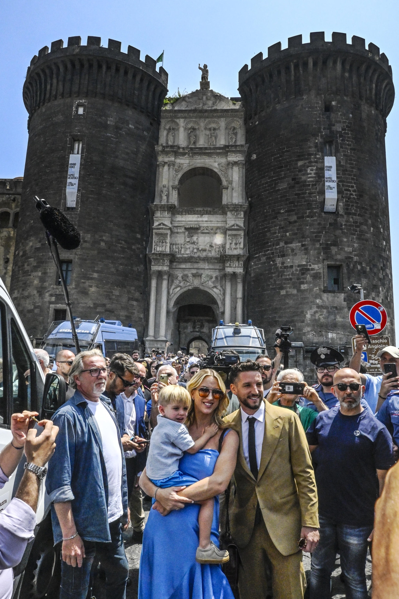 L'arrivo al Maschio Angioino di Napoli di Dries Mertens con la moglie Kat Kerkhofs ed il figlio Ciro alla cerimonia di conferimento, presieduta dal sindaco Gaetano Manfredi, della cittadinanza onoraria di Napoli all'ex calciatore azzurro. Napoli, 6 giugno 2025. ANSA/CIRO FUSCO