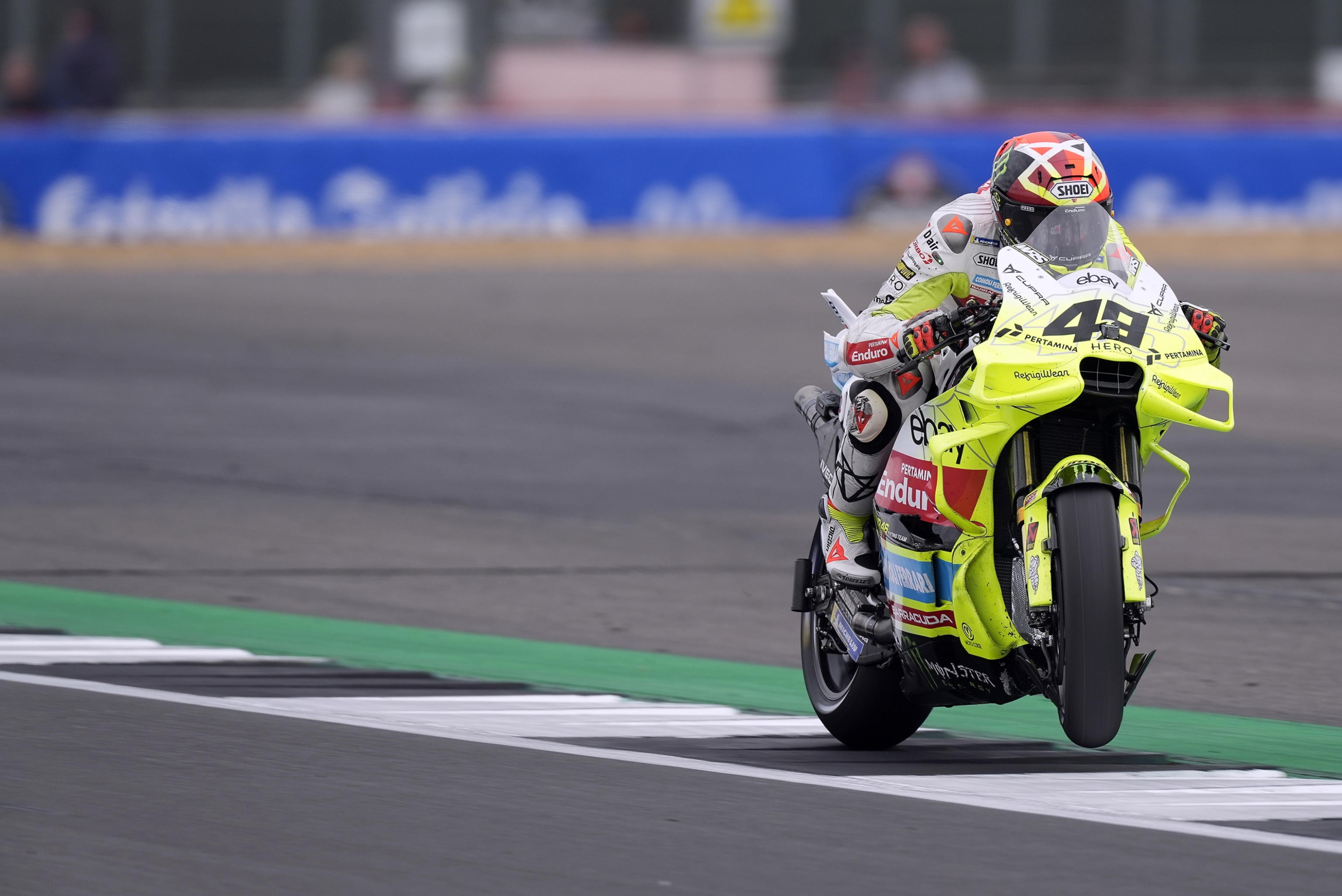 epa12130755 Pertamina Enduro VR46 Racing Team rider Fabio Di Giannantonio of Italy in action during the MotoGP qualifying session at the Motorcycling Grand Prix of Great Britain at the Silverstone Circuit race track in Towcester, Britain, 24 May 2025. EPA/TIM KEETON