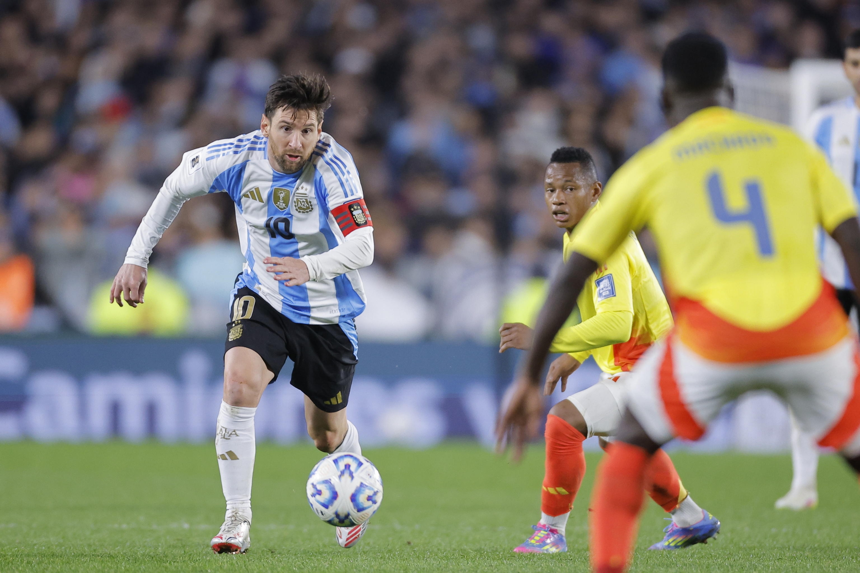 Lionel Messi de Argentina en acción durante el partido clasificatorio a la Copa Mundial de la FIFA CONMEBOL 2026 entre Argentina y Colombia en el Estadio Monumental de Buenos Aires, Argentina, el 10 de junio de 2025. EPA/Juan Ignacio Roncoroni