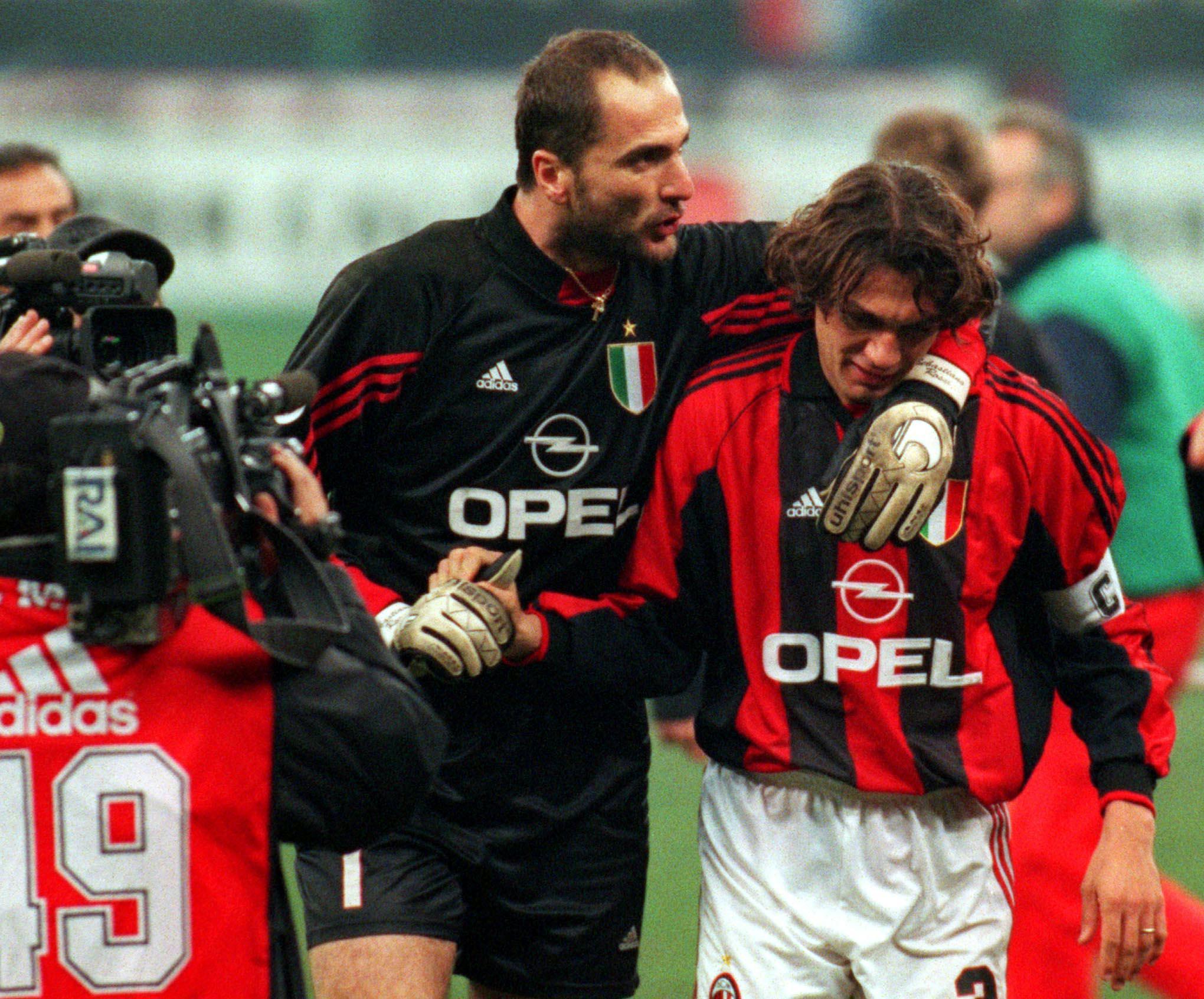 Bramkarz AC Milan, Sebastiano Rossi (po lewej), i kapitan Paolo Maldini opuszczają boisko po meczu włoskiej pierwszej ligi piłkarskiej z Parmą w Mediolanie w niedzielę 28 listopada 1999 roku. Maldini strzelił decydującego gola, a Rossi obronił rzut karny, dzięki czemu Milan pokonał Parmę 2:1. (AP Photo/Carlo Fumagalli)