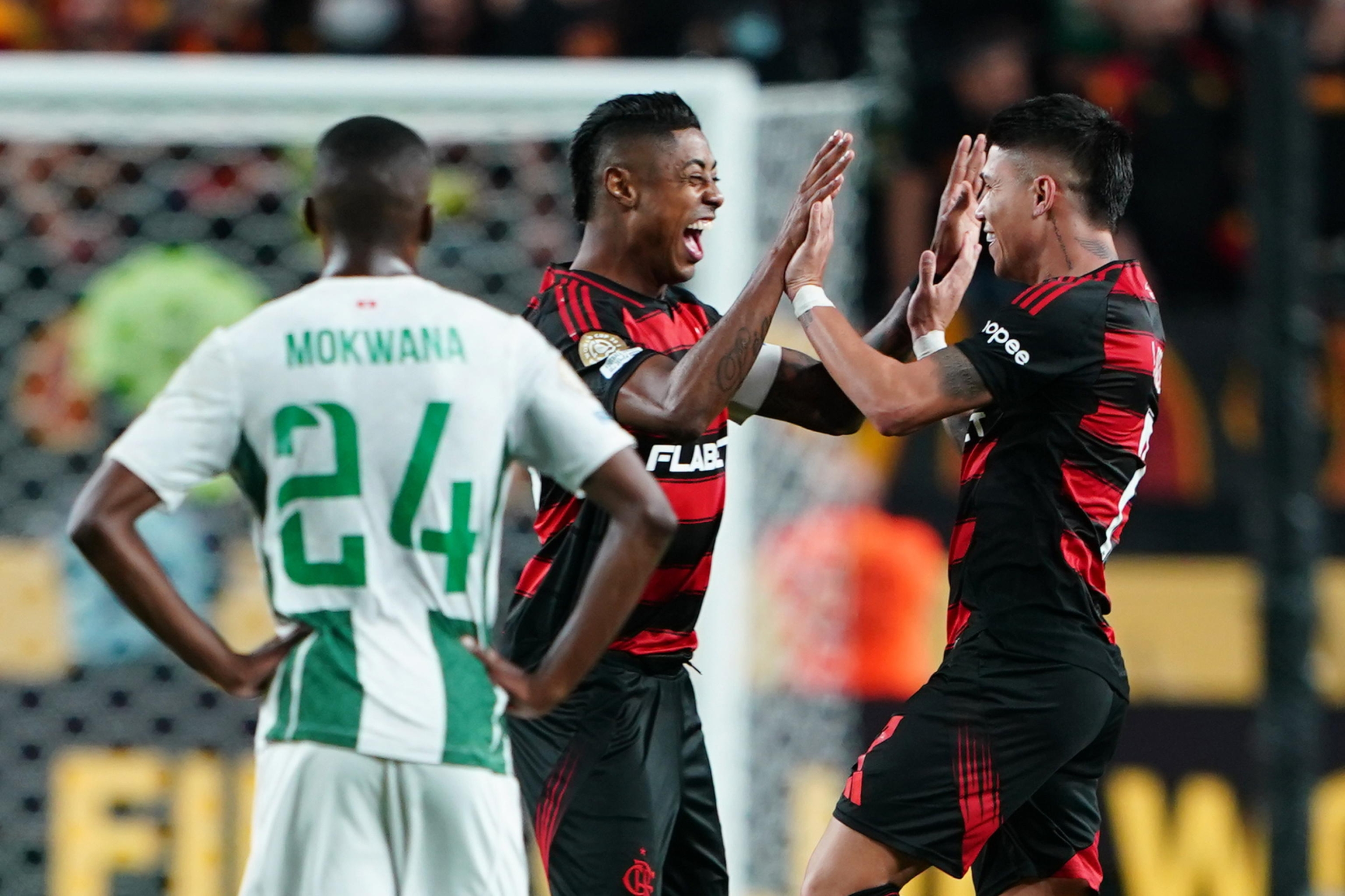 epa12180207 Luiz Araujo (R) of Flamengo celebrates after scoring against Esperance de Tunis during the FIFA Club World Cup group match between Flamengo and Esperance de Tunis in Philadelphia, Pennsylvania, USA, 16 June 2025. EPA/WILL OLIVER