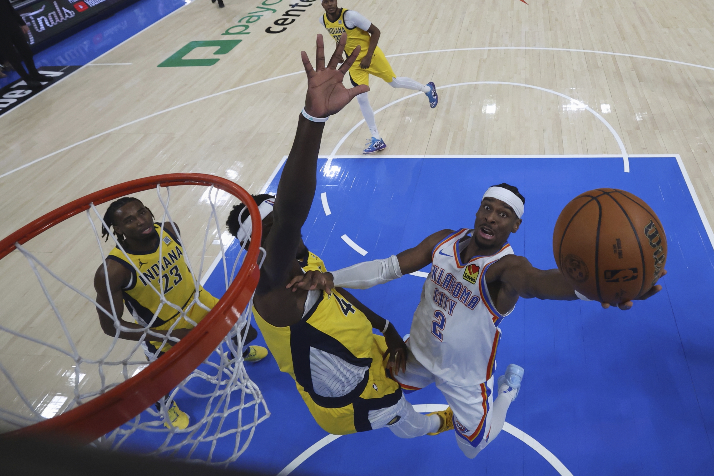 Oklahoma City Thunder guardı Shai Gilgeous-Alexander (2), 16 Haziran 2025 Pazartesi günü Indianapolis'te NBA Finalleri basketbol serisinin 5. maçının ikinci yarısında Indiana Pacers forveti Pascal Siakam'ın etrafından şut atıyor. (Matthew Stockman/Pool Photo via AP)