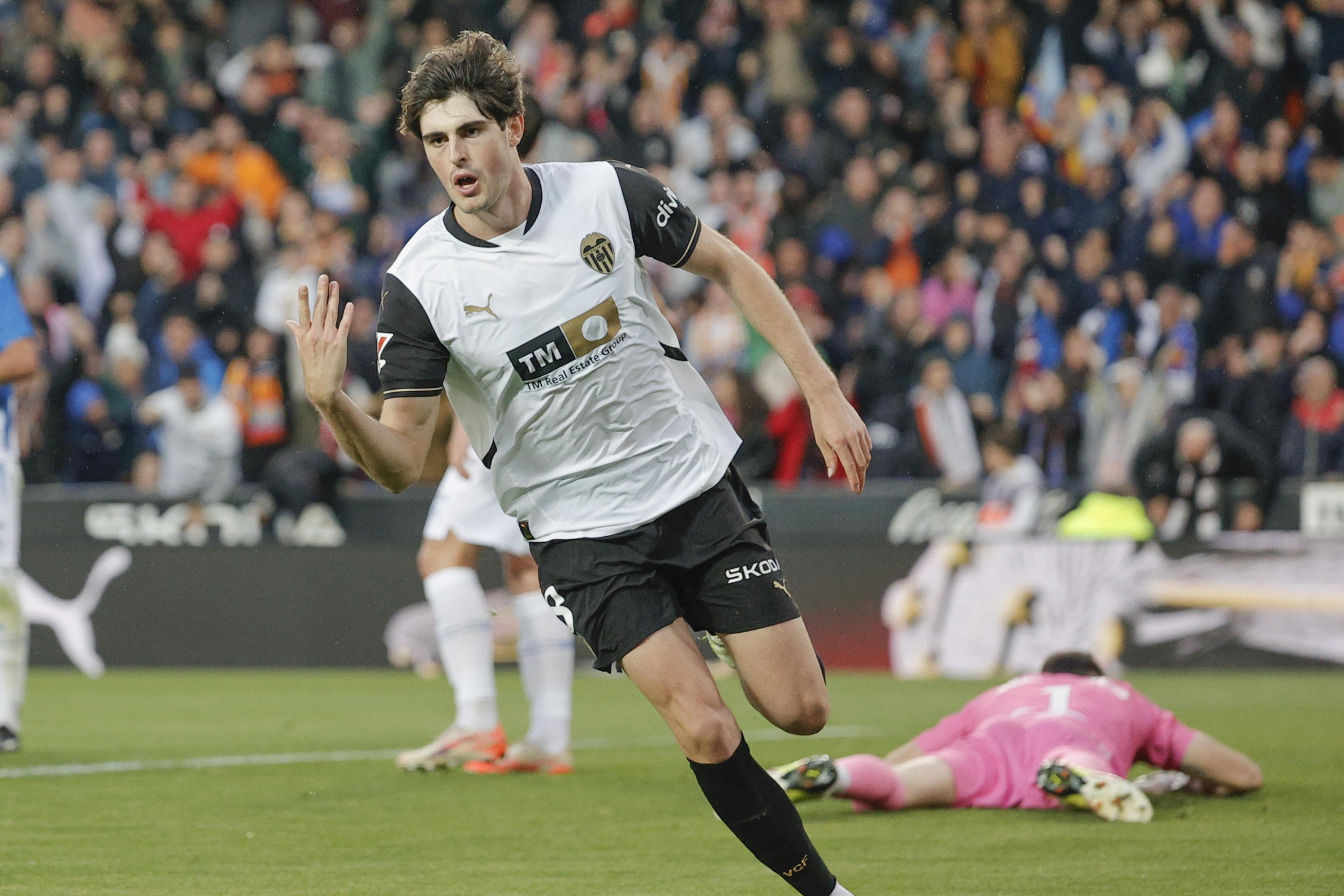 epa12047411 Valencia's Javi Guerra celebrates after scoring the 1-1 goal during the Spanish LaLiga soccer match between Valencia CF and RCD Espanyol, in Valencia, Spain, 22 April 2025. EPA/Manuel Bruque