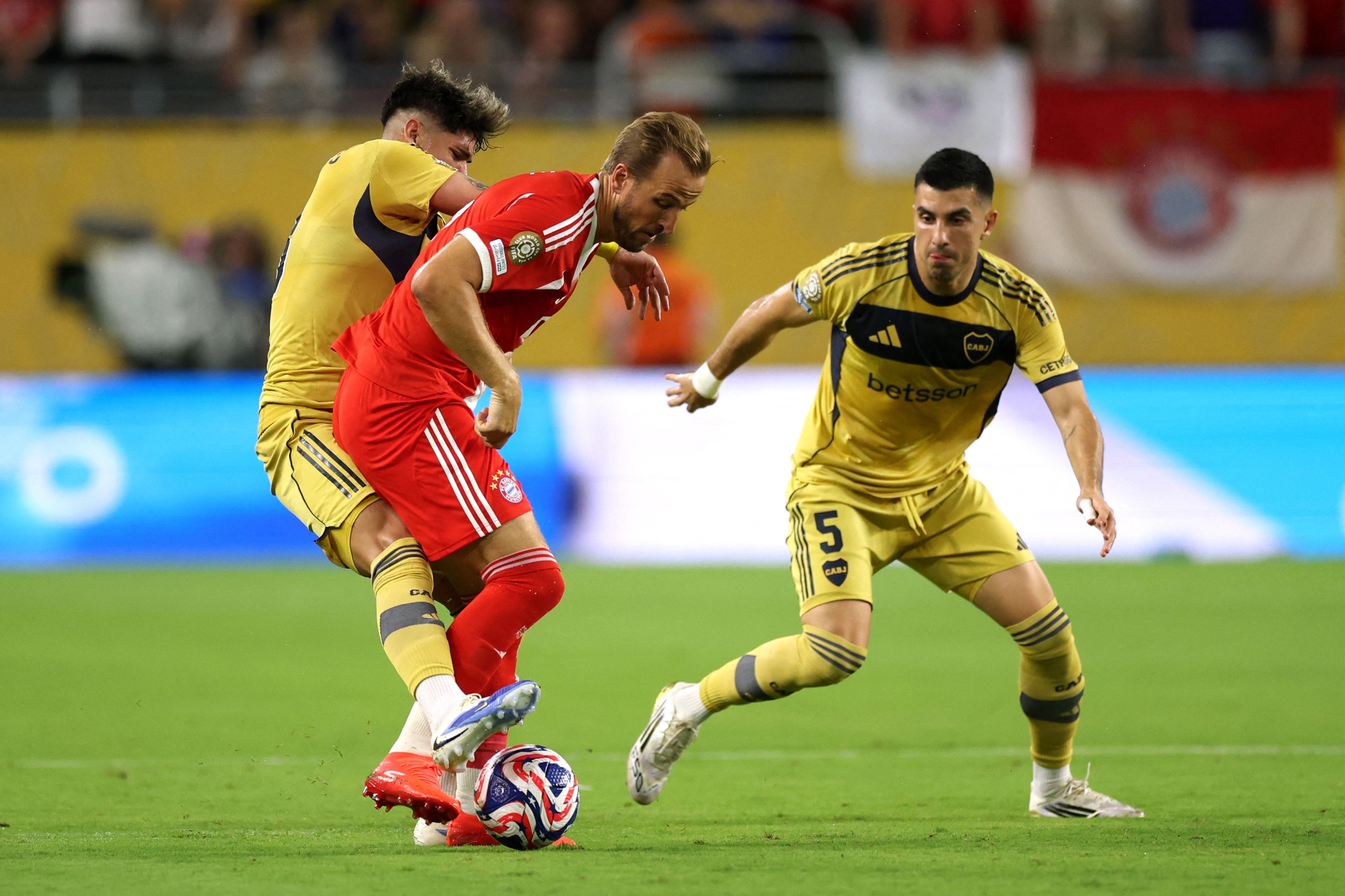 Harry Kane #9 of FC Bayern Munchen is tackled by Carlos Palacios #8 of CA Boca Juniors during the FIFA Club World Cup 2025 group C match between FC Bayern München and CA Boca Juniors at Hard Rock Stadium on June 20, 2025 in Miami Gardens, Florida. Kevin C. Cox/Getty Images/AFP (Photo by Kevin C. Cox / GETTY IMAGES NORTH AMERICA / Getty Images via AFP)