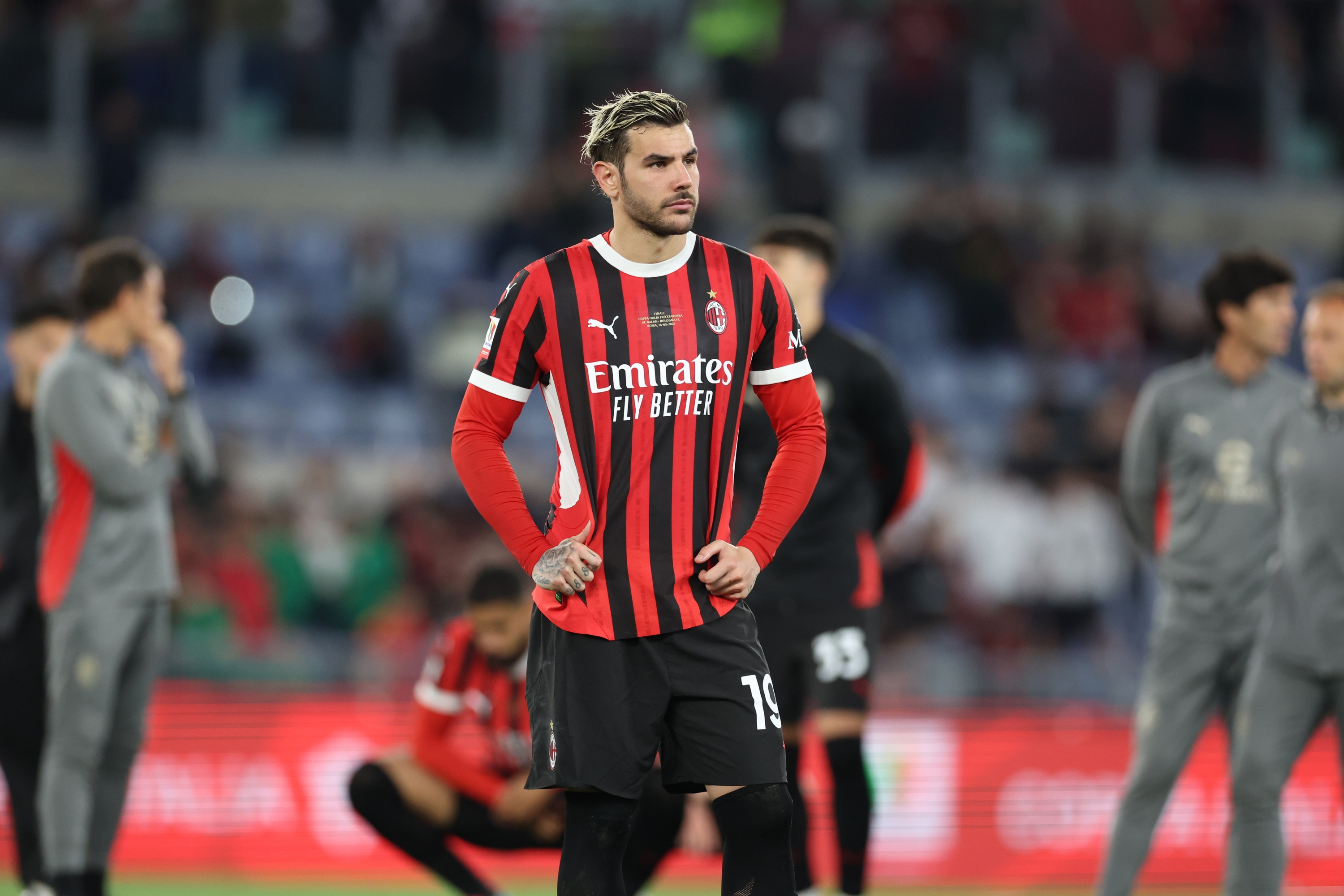 Theo Hernandez in campo con la maglia del Milan