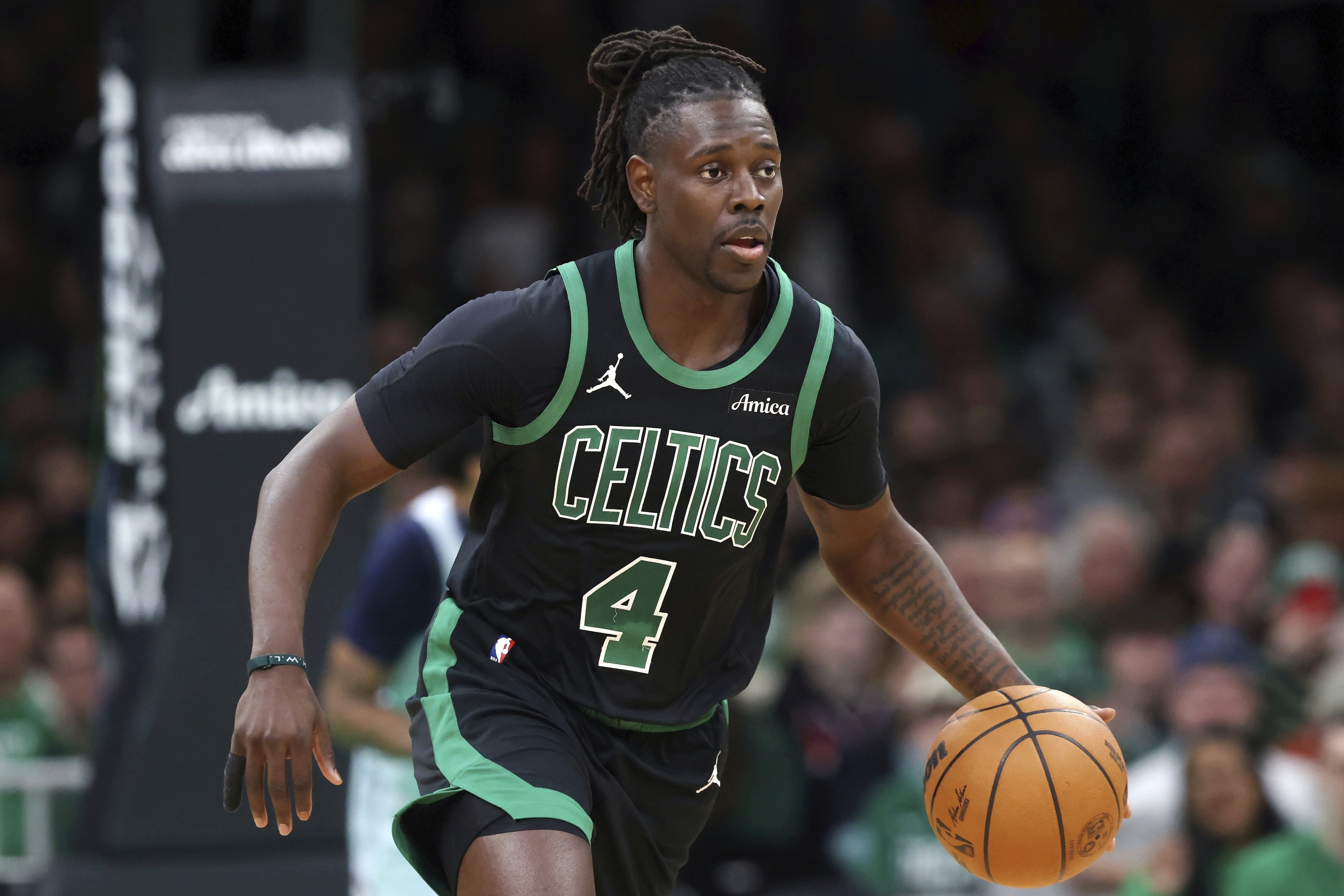 ARCHIVO - Jrue Holiday, de los Boston Celtics, juega contra los Washington Wizards durante la primera mitad de un partido de baloncesto de la NBA el 6 de abril de 2025 en Boston. (Foto AP/Michael Dwyer, Archivo)