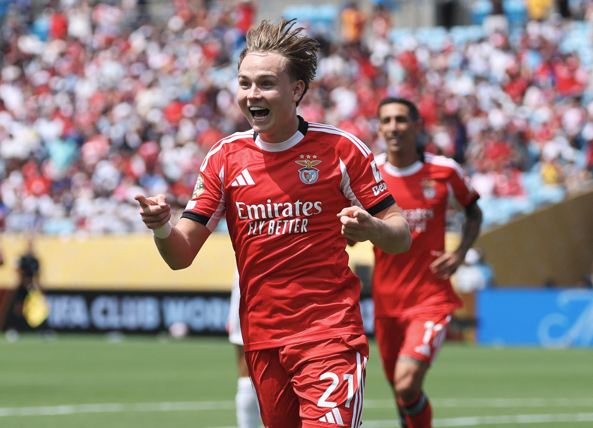  Andreas Schjelderup #21 of SL Benfica celebrates scoring his team's first goal during the FIFA Club World Cup 2025 group C match between SL Benfica and FC Bayern München at Bank of America Stadium on June 24, 2025 in Charlotte, North Carolina.   Kevin C. Cox/Getty Images/AFP (Photo by Kevin C. Cox / GETTY IMAGES NORTH AMERICA / Getty Images via AFP)