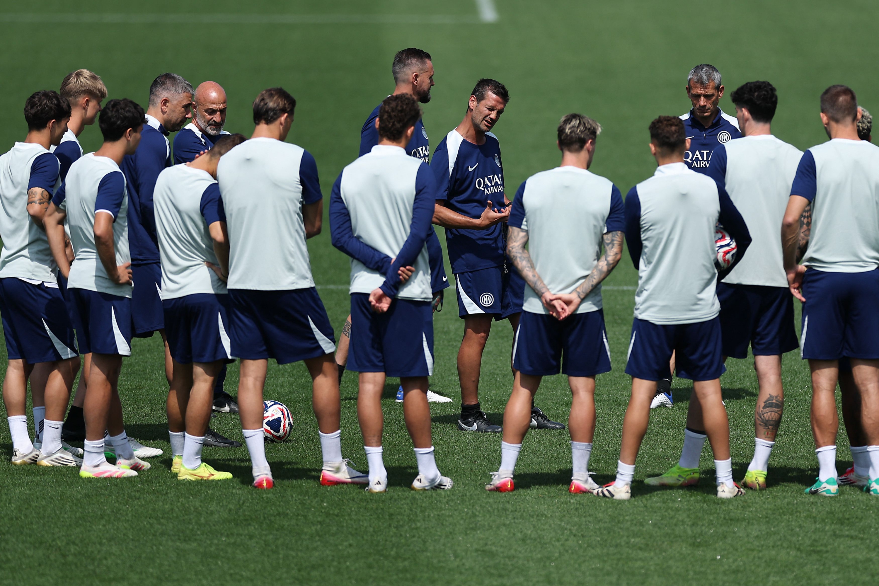 SEATTLE, WASHINGTON - JUNE 24: Cristian Chivu (C), Head Coach of FC Internazionale Milano talks with his players during the Training/Press Conference ahead of their FIFA Club World Cup 2025 match between FC Internazionale Milano and CA River Plate at Virginia Mason Athletic Center on June 24, 2025 in Seattle, Washington. Buda Mendes/Getty Images/AFP (Photo by Buda Mendes / GETTY IMAGES NORTH AMERICA / Getty Images via AFP)
