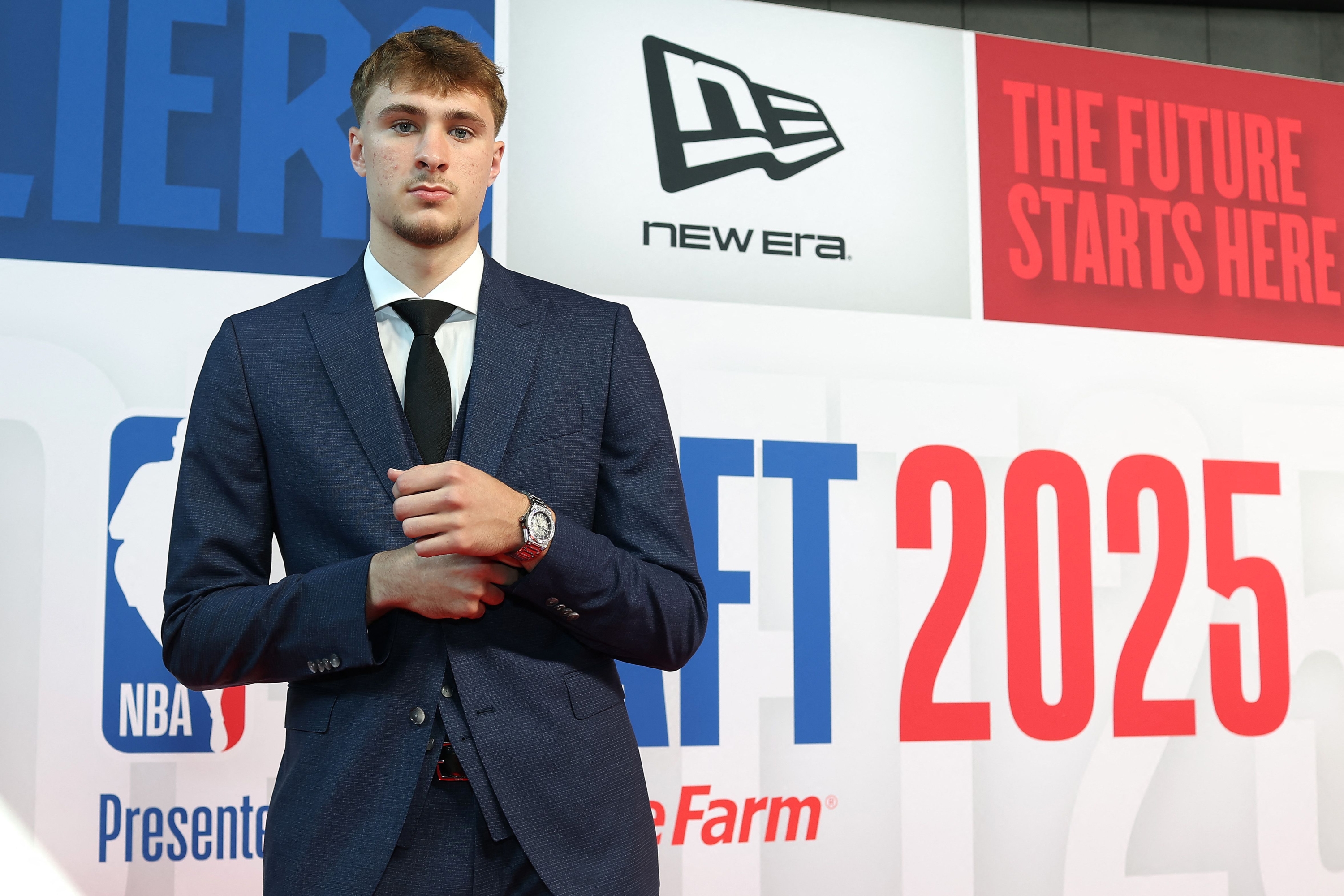 Cooper Flagg posa sul red carpet prima del NBA Draft 2025 a New York City.