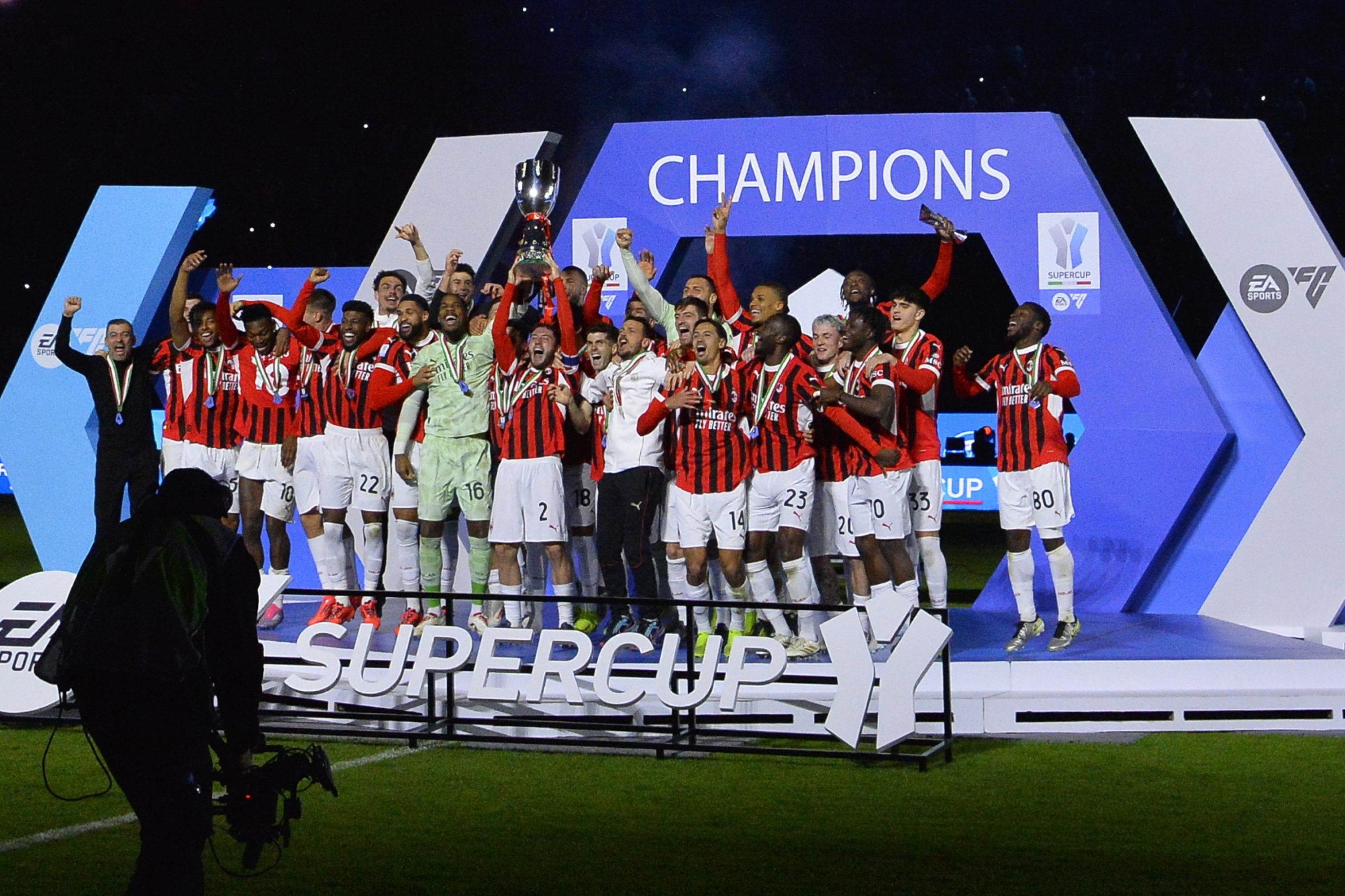 epa11810423 Players of AC Milan celebrate with the trophy after winning the Supercoppa Italiana final match between FC Inter and AC Milan, in Riyadh, Saudi Arabia, 06 January 2025. EPA/STRINGER