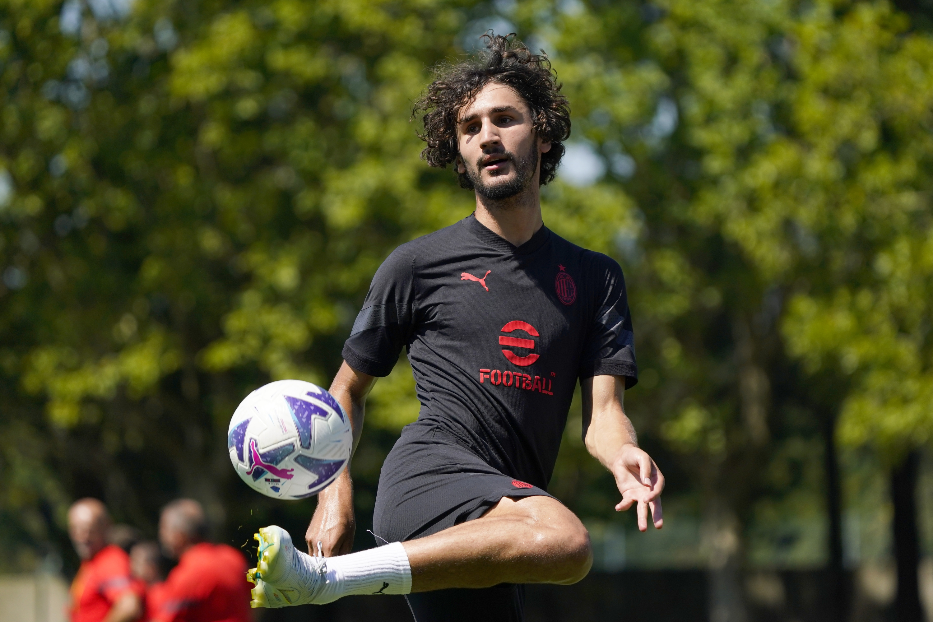 Yacine Adli in azione durante un allenamento del Milan