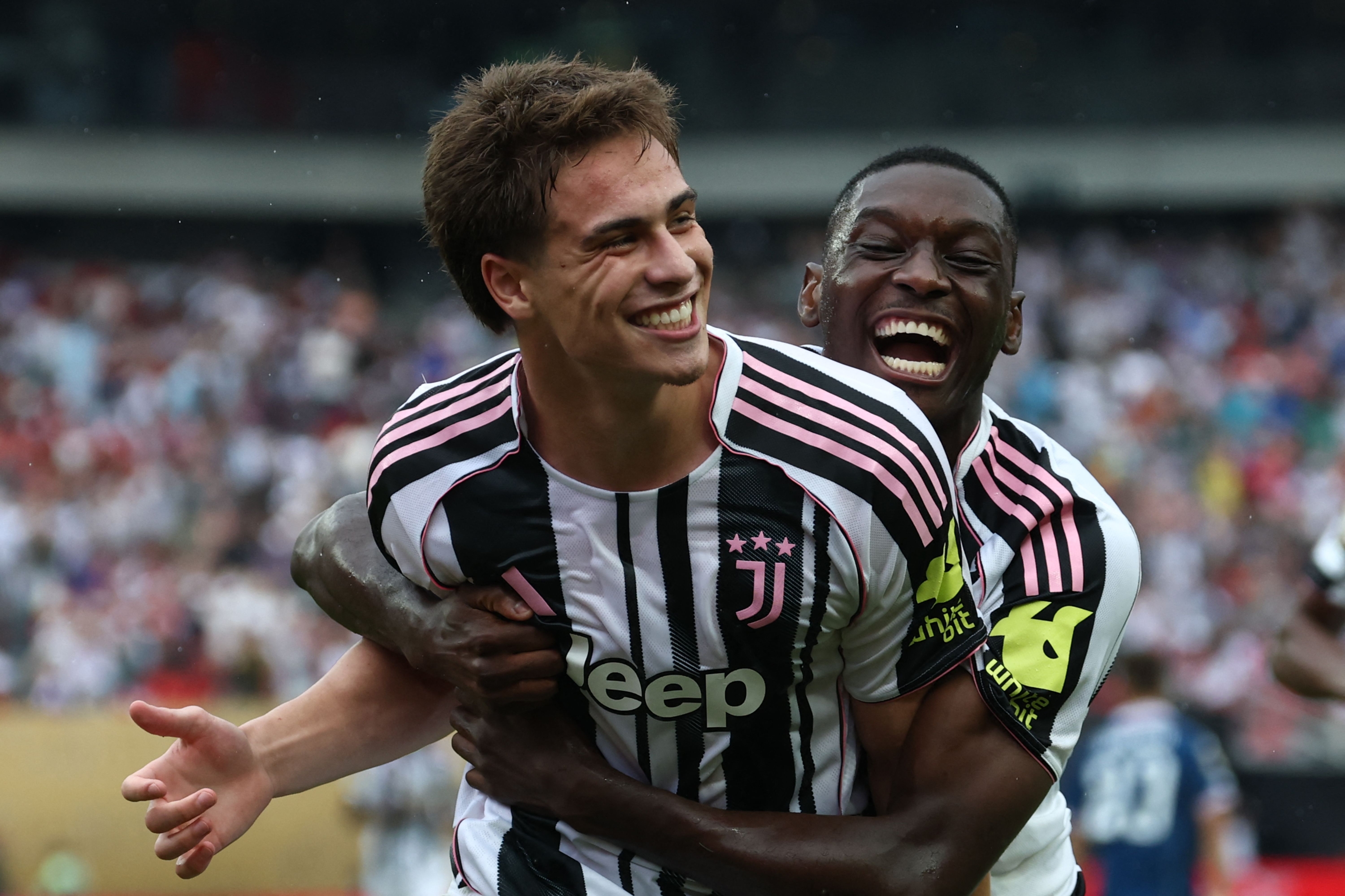 Kenan Yildiz e Randal Kolo Muani festeggiano un gol per la Juventus