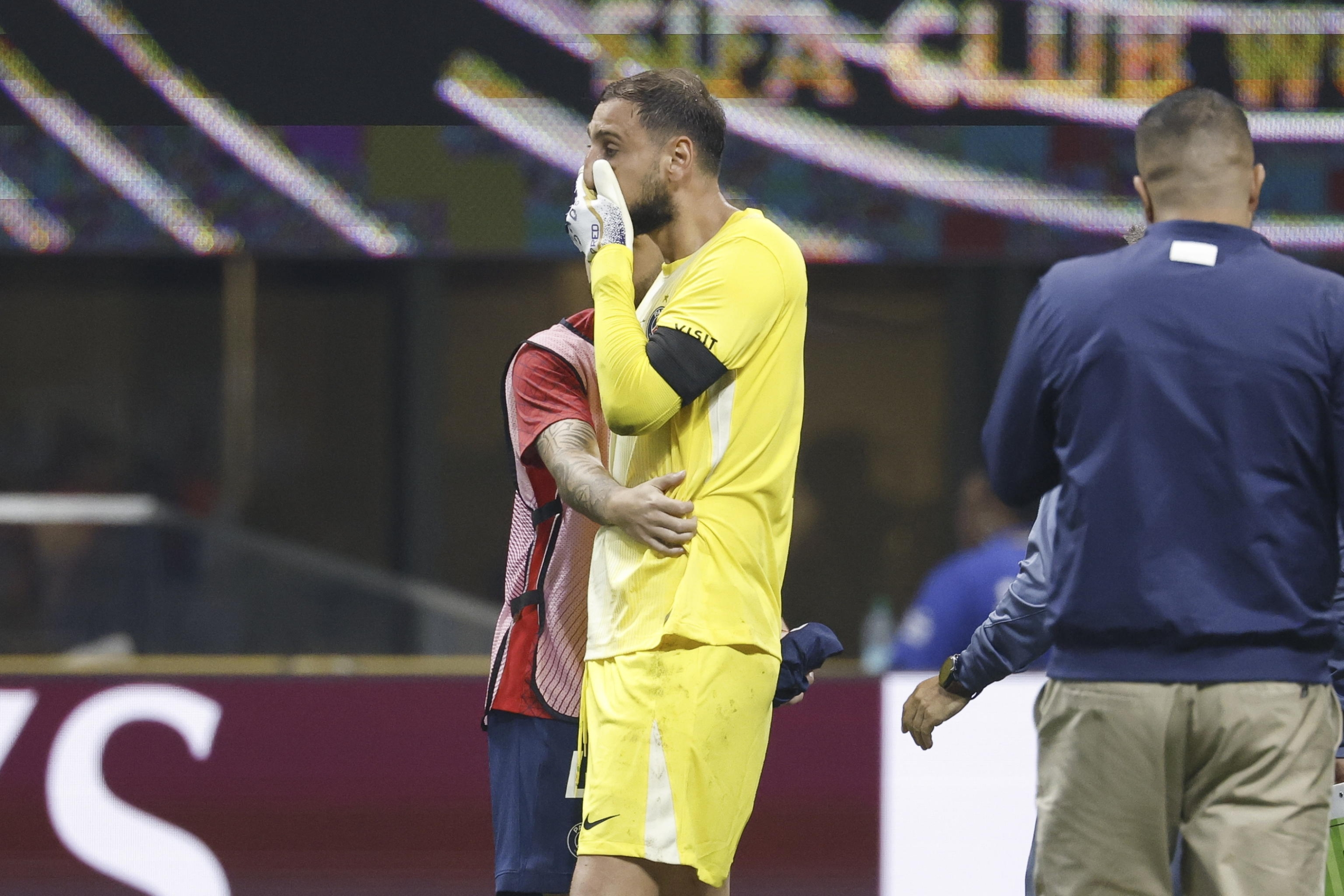 epa12218979 PSG goalkeeper Gianluigi Donnarumma reacts after Munich's Jamal Musiala was injured in a crash with him during the FIFA Club World Cup 2025 match between Paris Saint-Germain and FC Bayern Munich, in Atlanta, Georgia, USA, 05 July 2025. EPA/ERIK S. LESSER