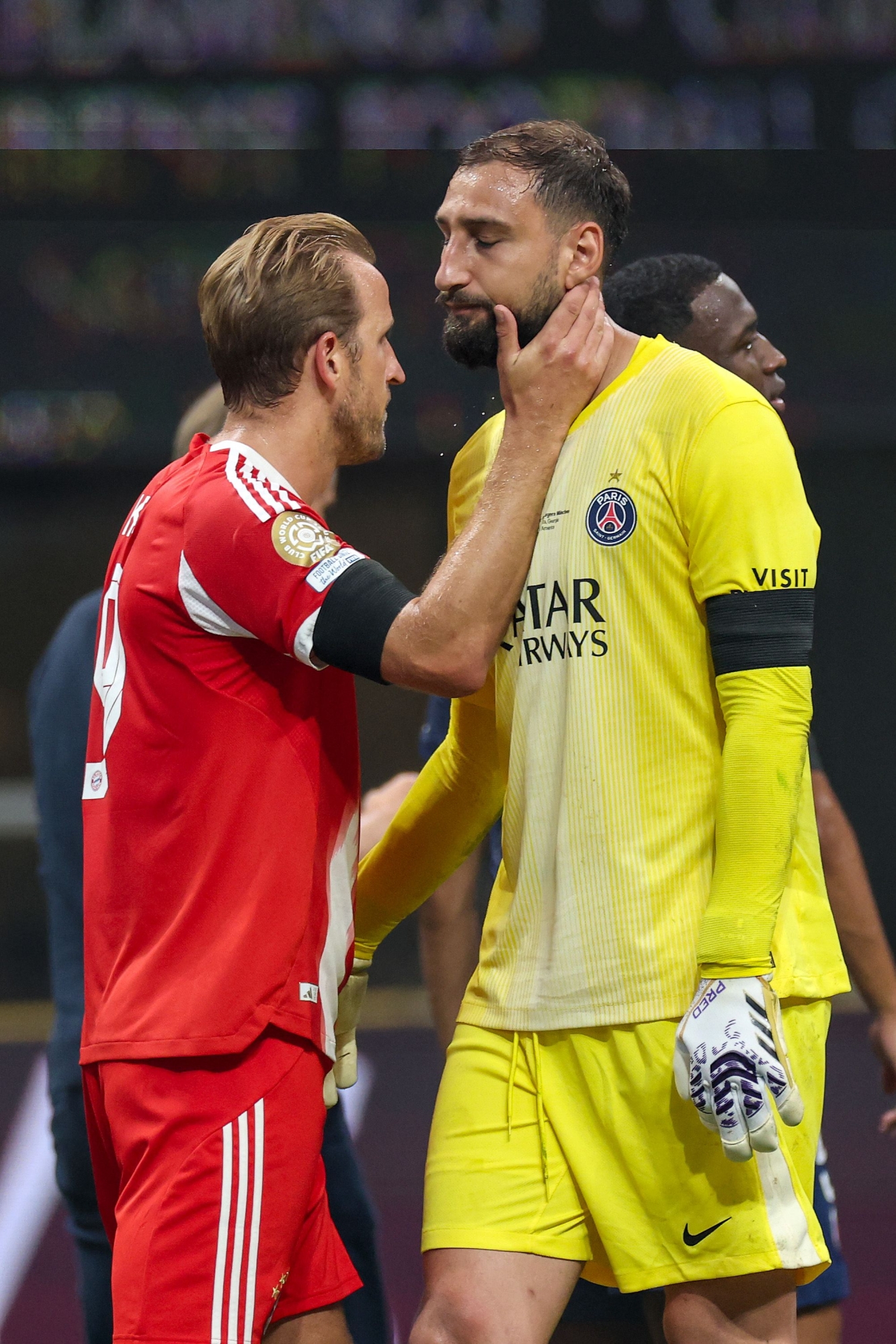 Harry Kane #9 of FC Bayern Munchen consoles Gianluigi Donnarumma #1 of Paris Saint-Germain after Donarumma collided with Jamal Musiala #42 of FC Bayern Munchen (not pictured) during the FIFA Club World Cup 2025 quarter-final match between Paris Saint-Germain and FC Bayern München at Mercedes-Benz Stadium on July 05, 2025 in Atlanta, Georgia. Kevin C. Cox/Getty Images/AFP (Photo by Kevin C. Cox / GETTY IMAGES NORTH AMERICA / Getty Images via AFP)