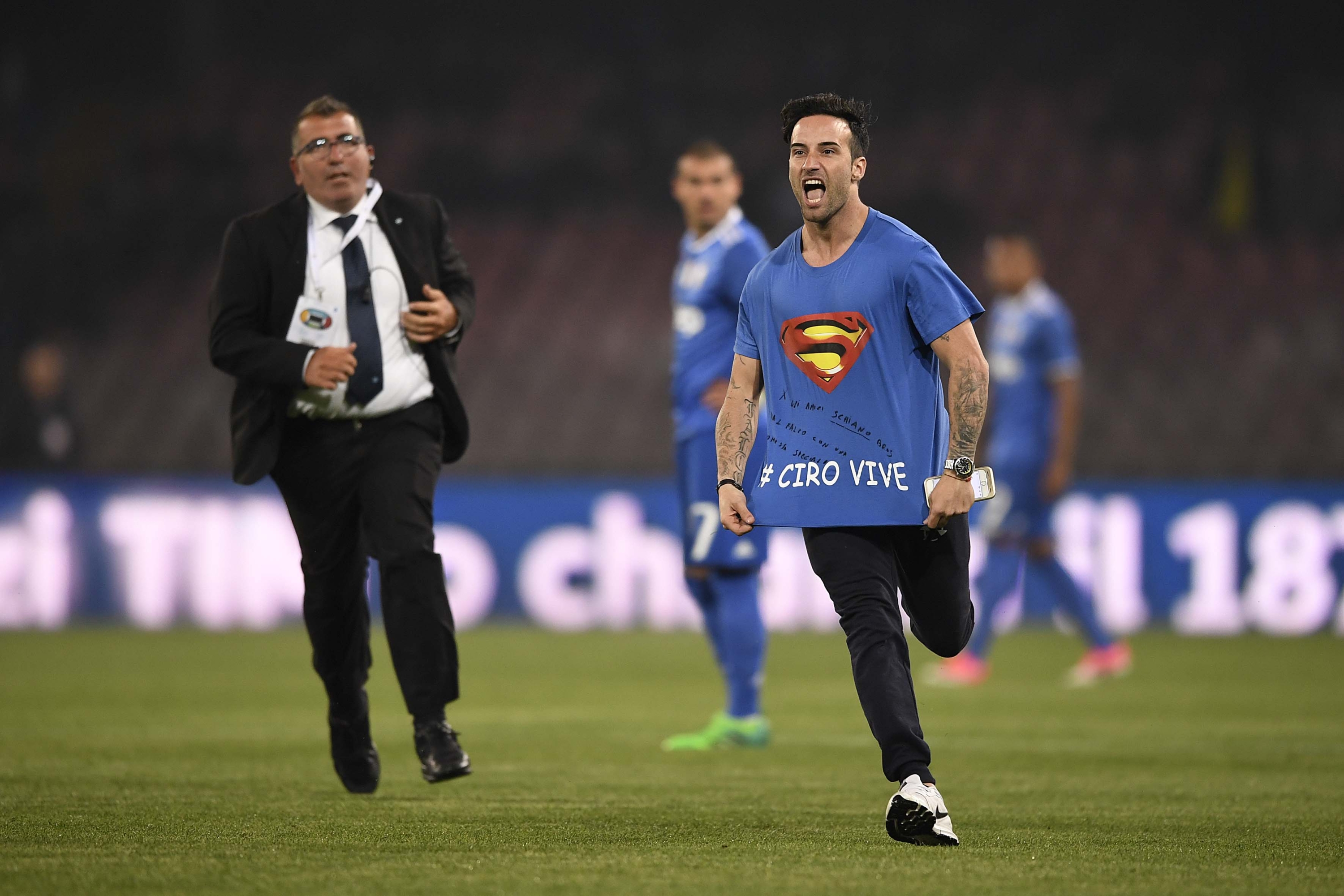 Foto LaPresse - Daniele Badolato
05/04/2017 Napoli ( Italia)
Sport Calcio
Napoli - Juventus
TIM Cup 2016 2017 - Stadio "San Paolo"
Nella foto: invasione

Photo LaPresse - Daniele Badolato
05 April 2017 Napoli ( Italy)
Sport Soccer
Napoli - Juventus
Italian TIM Cup 2016 2017 - "San Paolo" Stadium 
In the pic: