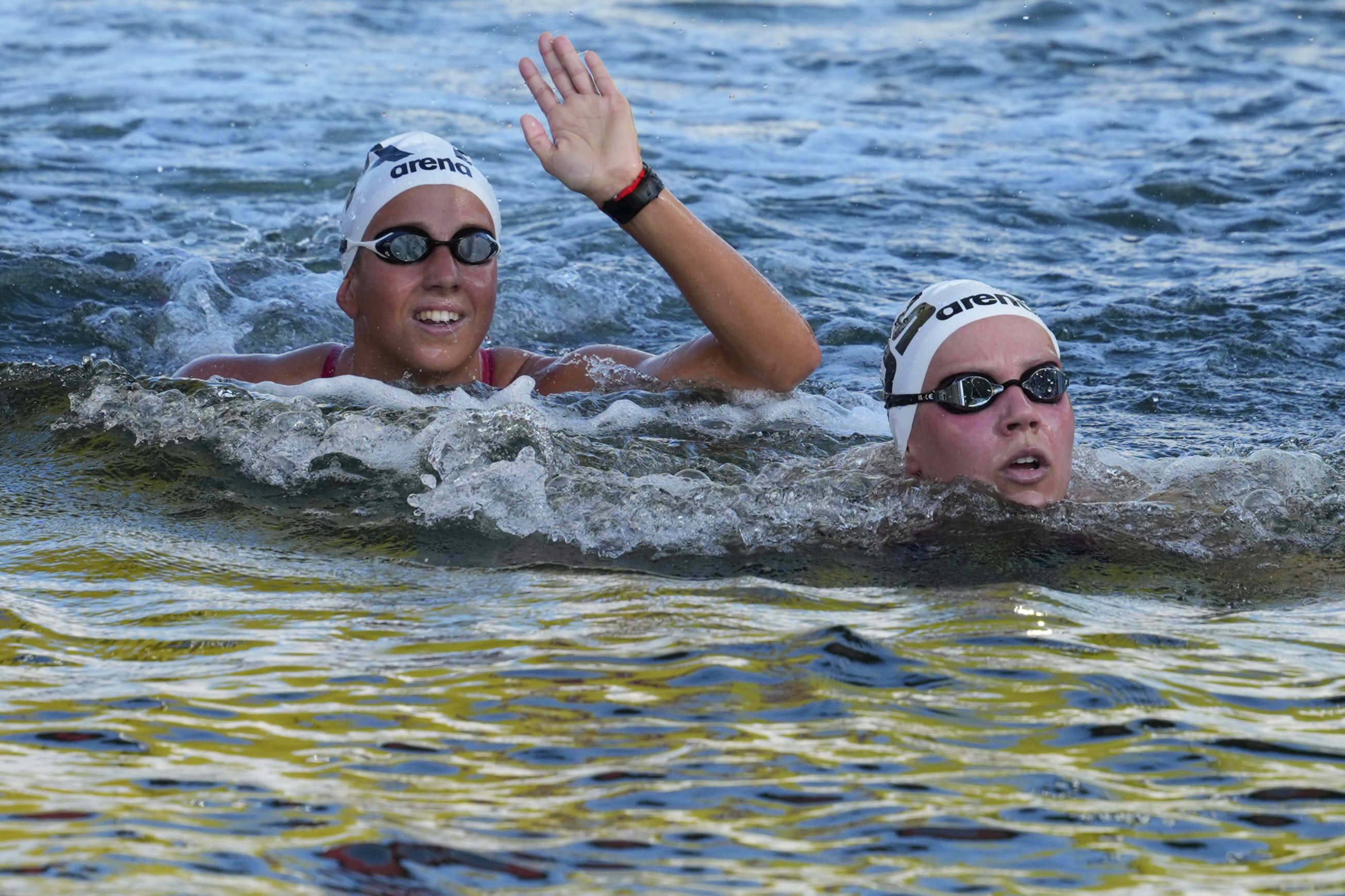 A vencedora do primeiro lugar, Moesha Johnson, da Austrália (à direita), e a vencedora do segundo lugar, Ginevra Taddeucci, da Itália, reagem após a final feminina de 5 km em águas abertas no Campeonato Mundial de Esportes Aquáticos em Cingapura, sexta-feira, 18 de julho de 2025. (Foto AP/Vincent Thian)