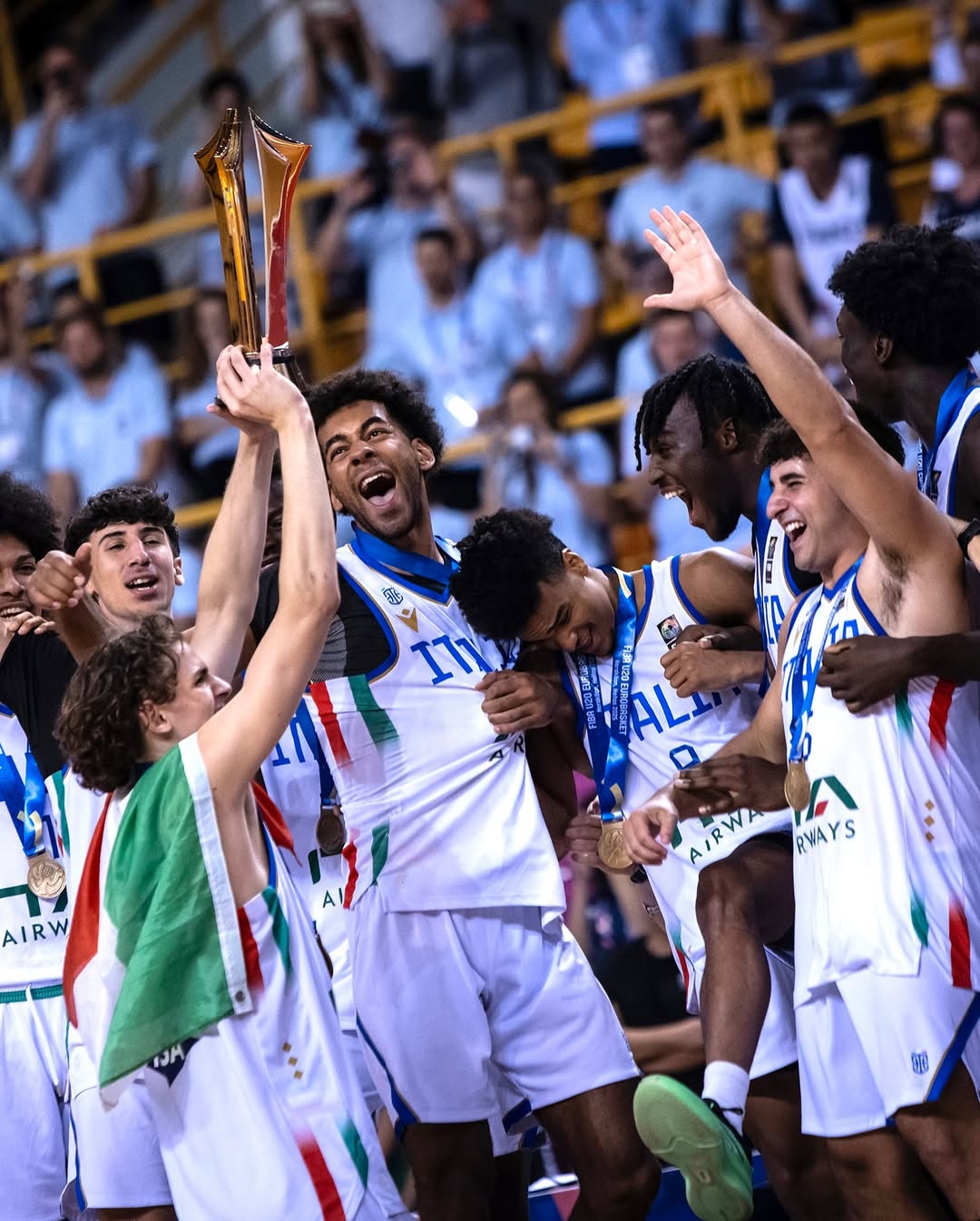 Итальянская сборная U20 по баскетболу после победы