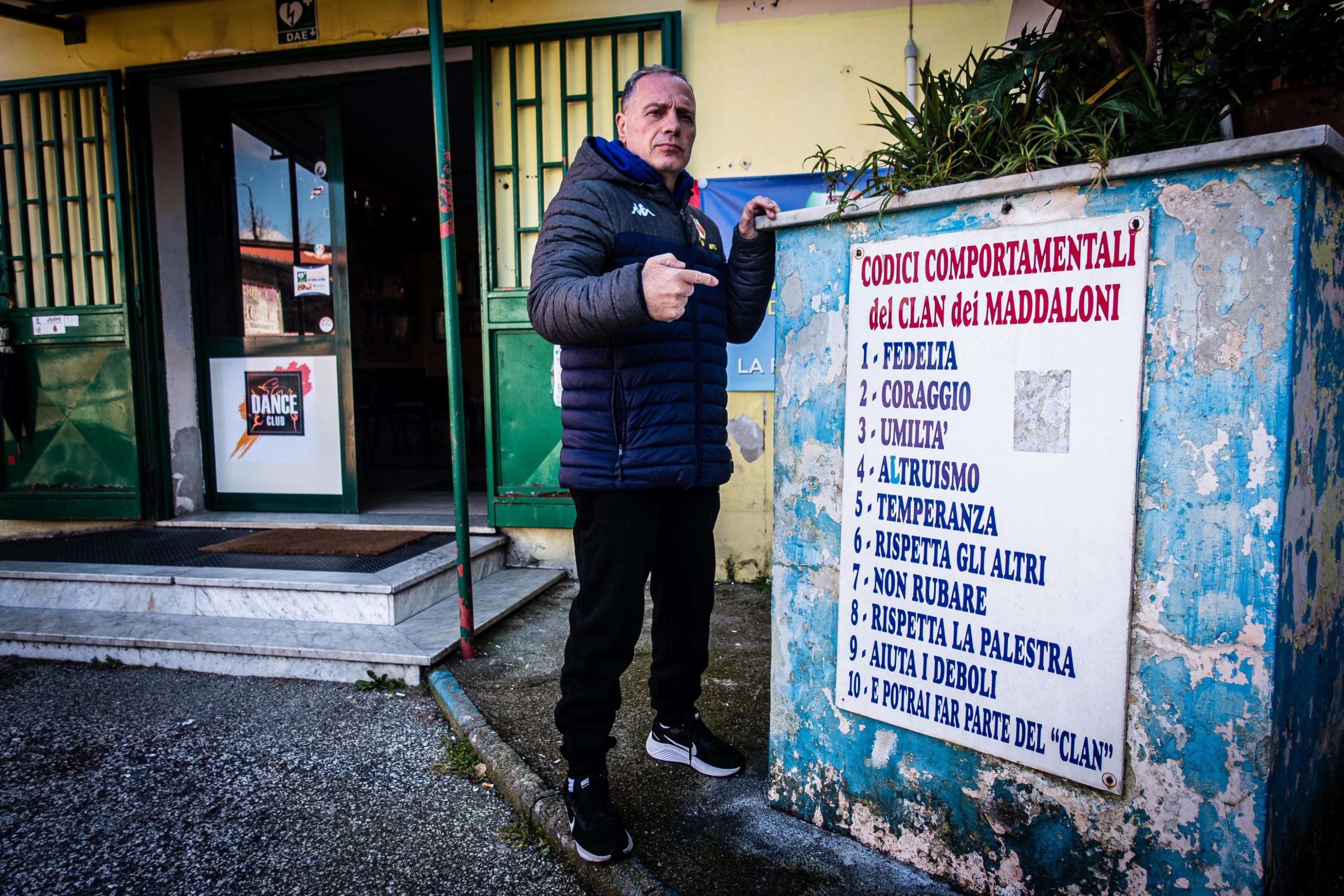 La palestra di Scampia, quella di Gianni Maddaloni, il maestro di judo che salva i ragazzi difficili del quartiere dalla camorra, rischia di essere schiacciata dai debiti. 385 mila euro da pagare, 17 anni di fitti arretrati ai quali Maddaloni ritiene che avrebbe dovuto provvedere dal Comune a causa della rilevanza sociale dell'attività svolta nel quartiere. Napoli 17 Febbraio 2023 ANSA/CESARE ABBATE
