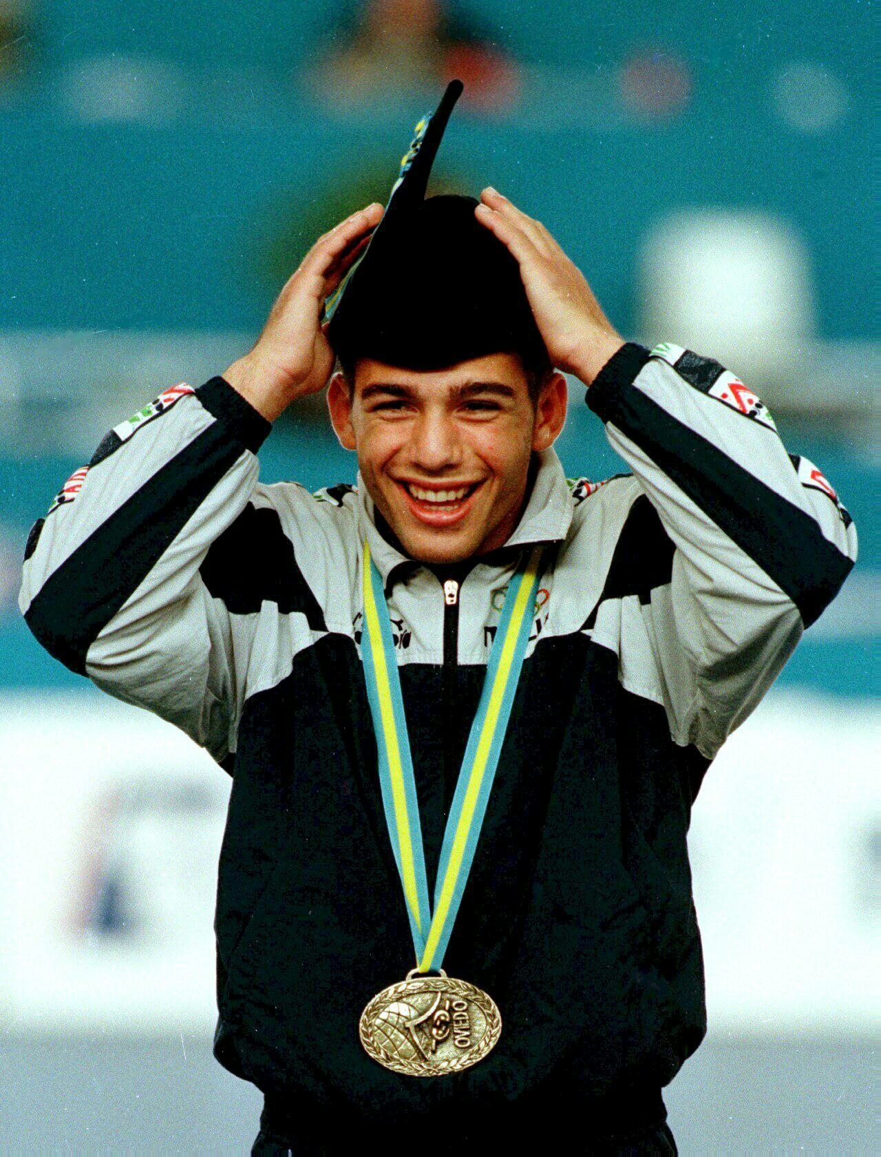 JUDO, ORO ALL'ITALIANO MADDALONI. Italian Pino Maddaloni celebrates his gold medal in the 73 kg-category group during the podium ceremony today 17 May 1998 at the Judo European Championship here in Oviedo. ANSA/IVAN ARTIMEZ,OVD08-19980517-OVIEDO, SPAIN: Italian Pino Maddaloni celebrates his gold medal in the 73 kg-category group during the podium ceremony today 17 May 1998 at the Judo European Championship here in Oviedo. EPA PHOO EFE/IVAN ARTIMEZ/kr