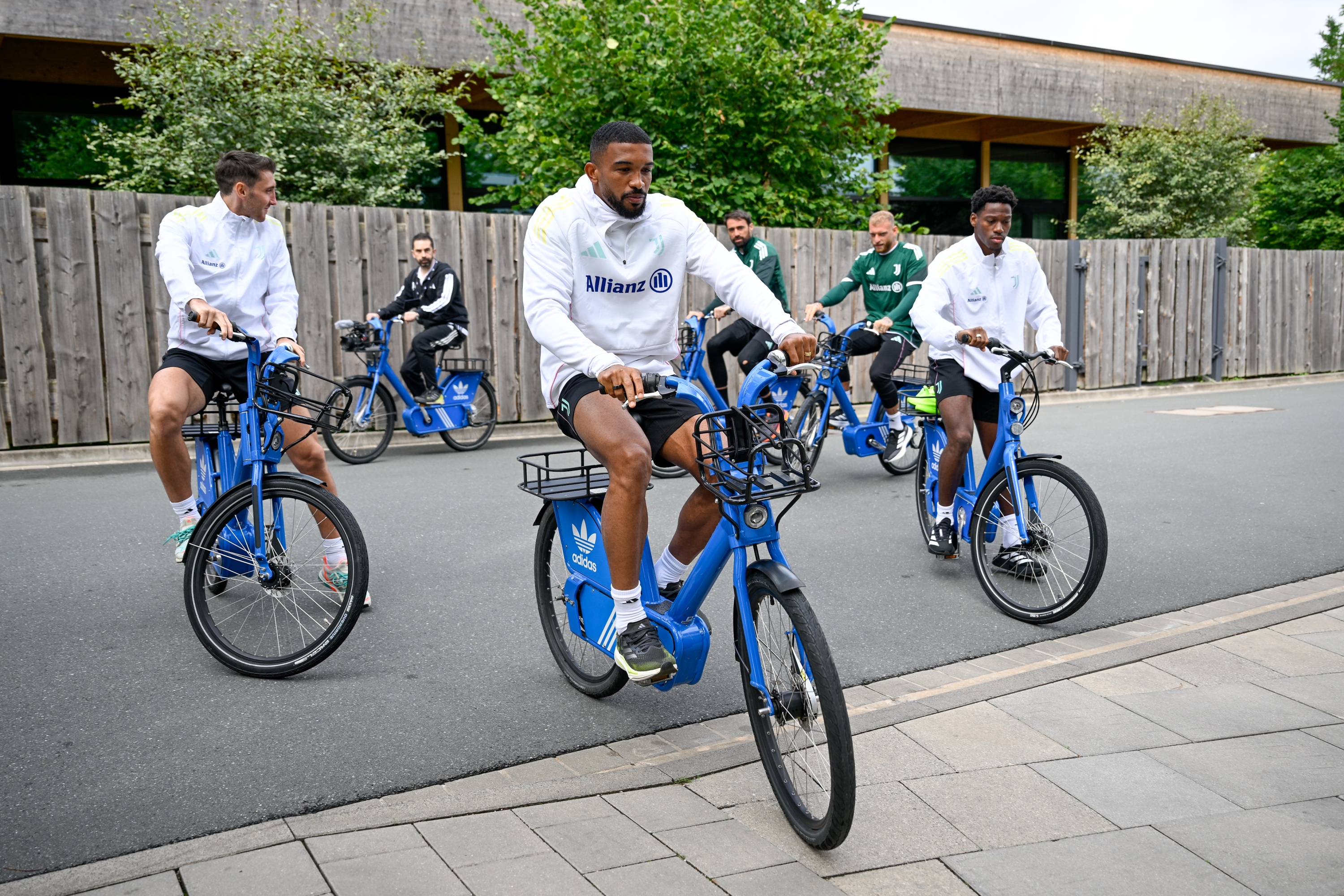 HERZOGENAURACH , ITALY - AUGUST 03: Andrea Cambiaso, Gleison Bremer, Jonathan David of Juventus during a training session at the gym on August 03, 2025 in Herzogenaurach, Italy. (Photo by Daniele Badolato - Juventus FC/Juventus FC via Getty Images)