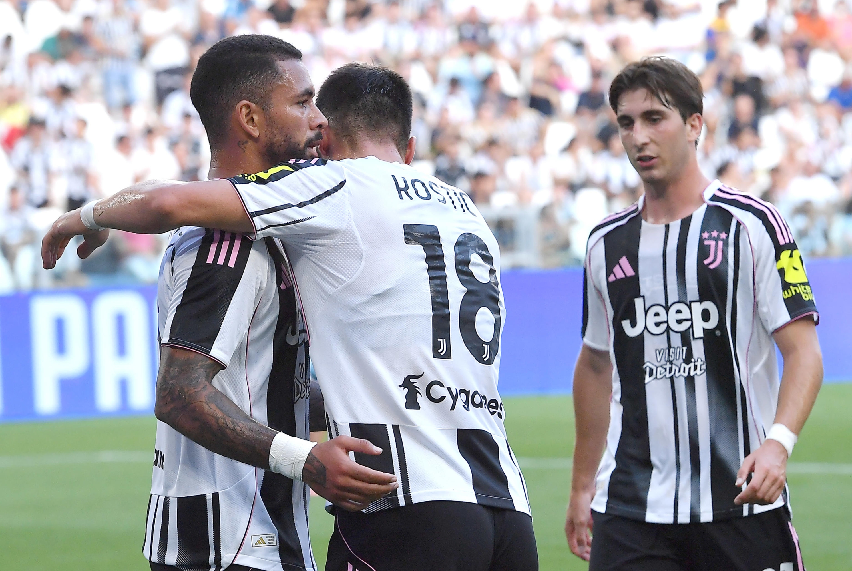 Juventus' Douglas Luiz jubilates after scoring the gol (1-0) during the italian soccer match Juventus FC vs Juventus Next Gen at the Allianza Stadium in Turin, Italy,, 13 august 2025 ANSA/ALESSANDRO DI MARCO