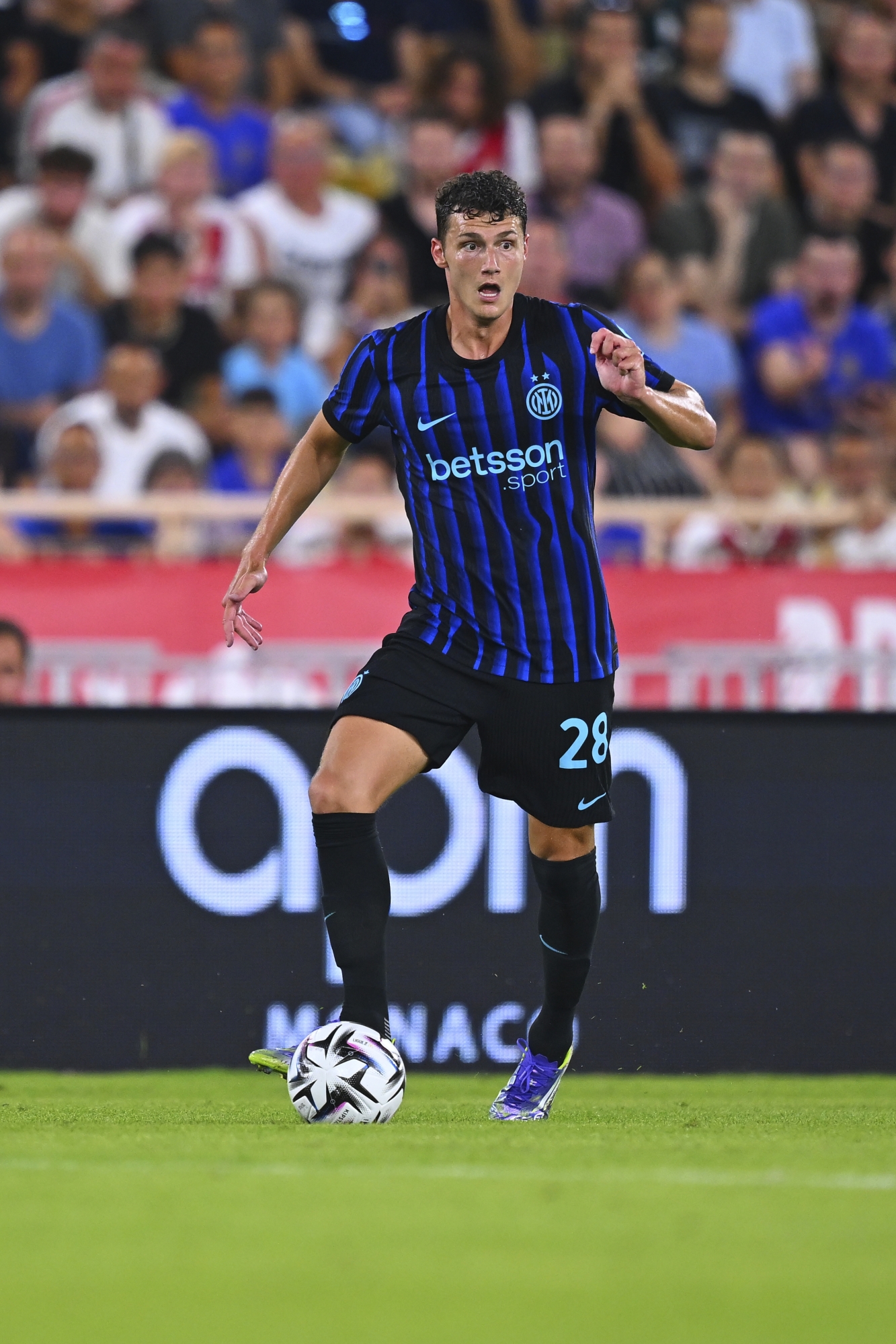 MONACO, MONACO - 8 AUGUSTUS: Benjamin Pavard van FC Internazionale in actie tijdens de oefenwedstrijd ter voorbereiding op het seizoen tussen AS Monaco en FC Internazionale in Stade Louis II op 8 augustus 2025 in Monaco, Monaco. (Foto door Mattia Pistoia - Inter/Inter via Getty Images)